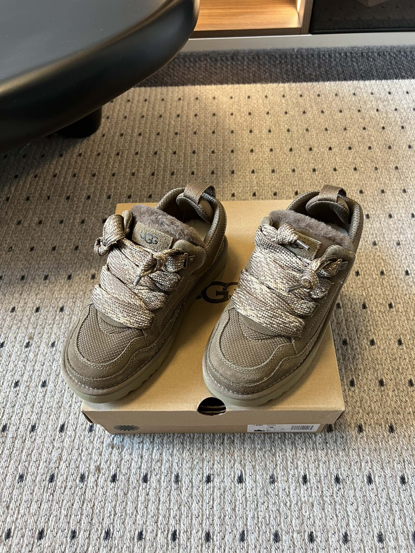 UG* 低帮平底双色系带街头休闲鞋采用皮毛一体材质，内里加绒，能在秋冬季节提供良好的保暖效果，适合寒冷天