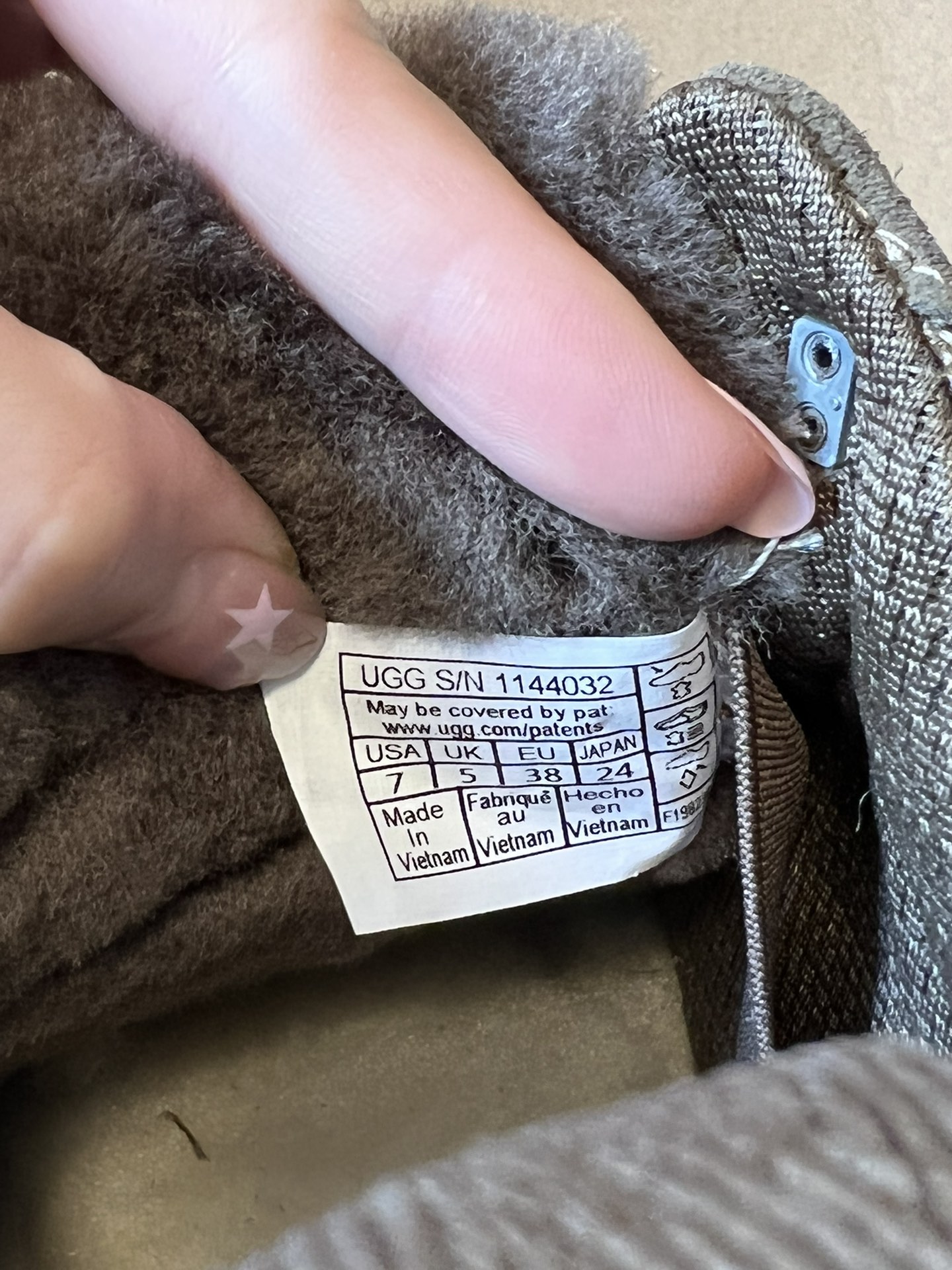 UG* 低帮平底双色系带街头休闲鞋采用皮毛一体材质，内里加绒，能在秋冬季节提供良好的保暖效果，适合寒冷天