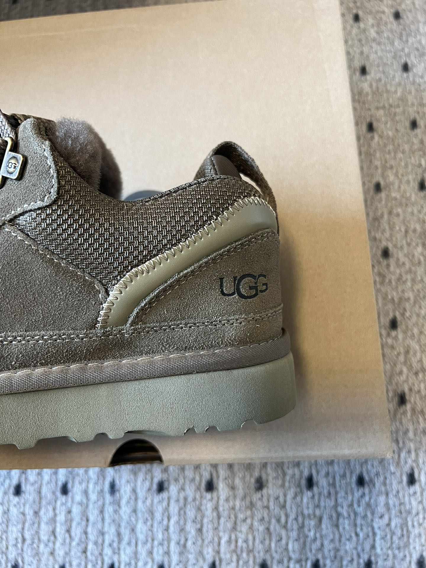 UG* 低帮平底双色系带街头休闲鞋采用皮毛一体材质，内里加绒，能在秋冬季节提供良好的保暖效果，适合寒冷天