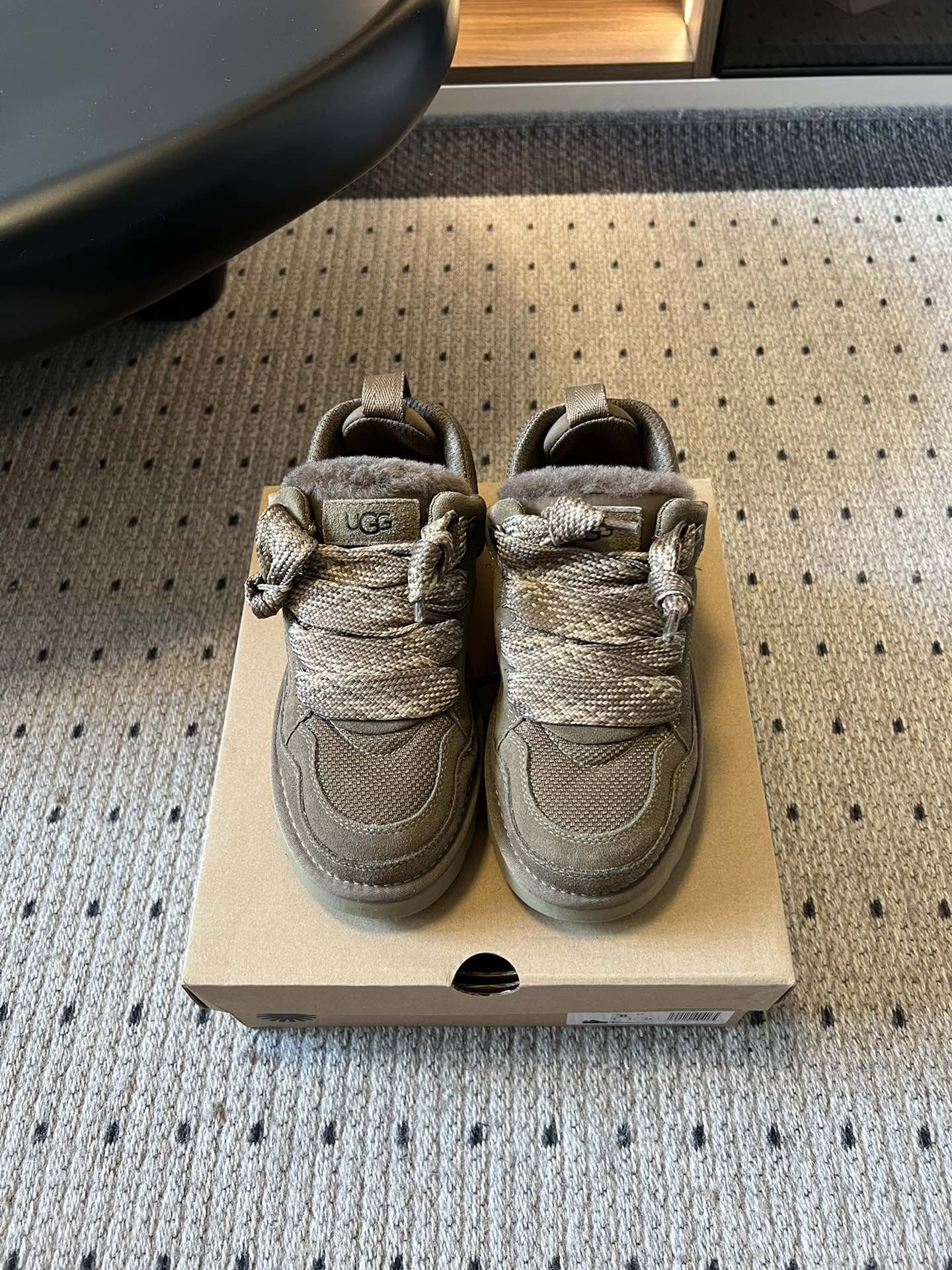 UG* 低帮平底双色系带街头休闲鞋采用皮毛一体材质，内里加绒，能在秋冬季节提供良好的保暖效果，适合寒冷天