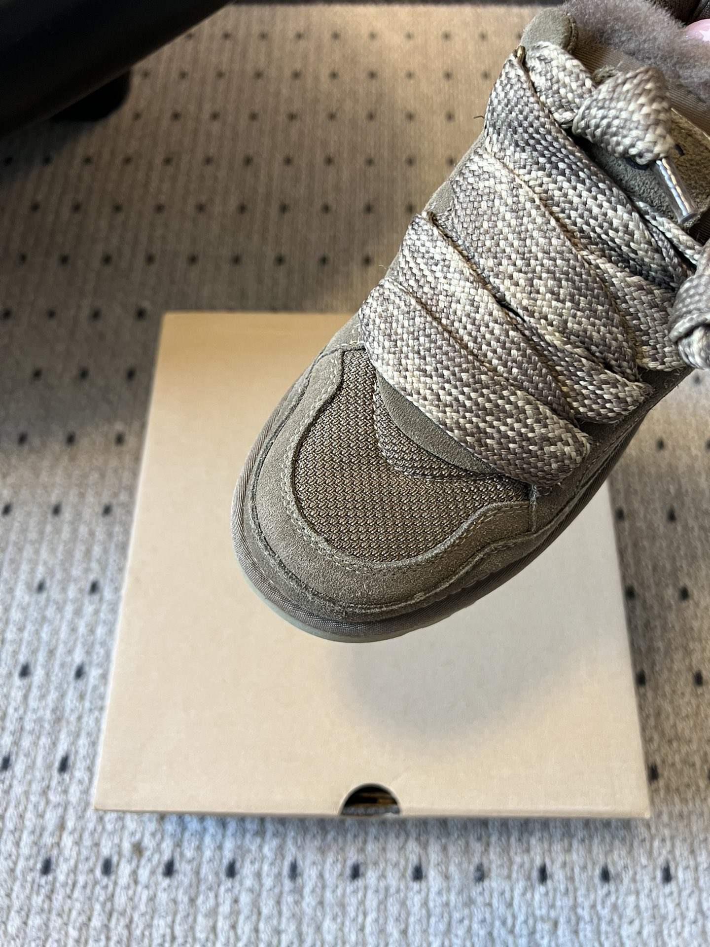 UG* 低帮平底双色系带街头休闲鞋采用皮毛一体材质，内里加绒，能在秋冬季节提供良好的保暖效果，适合寒冷天