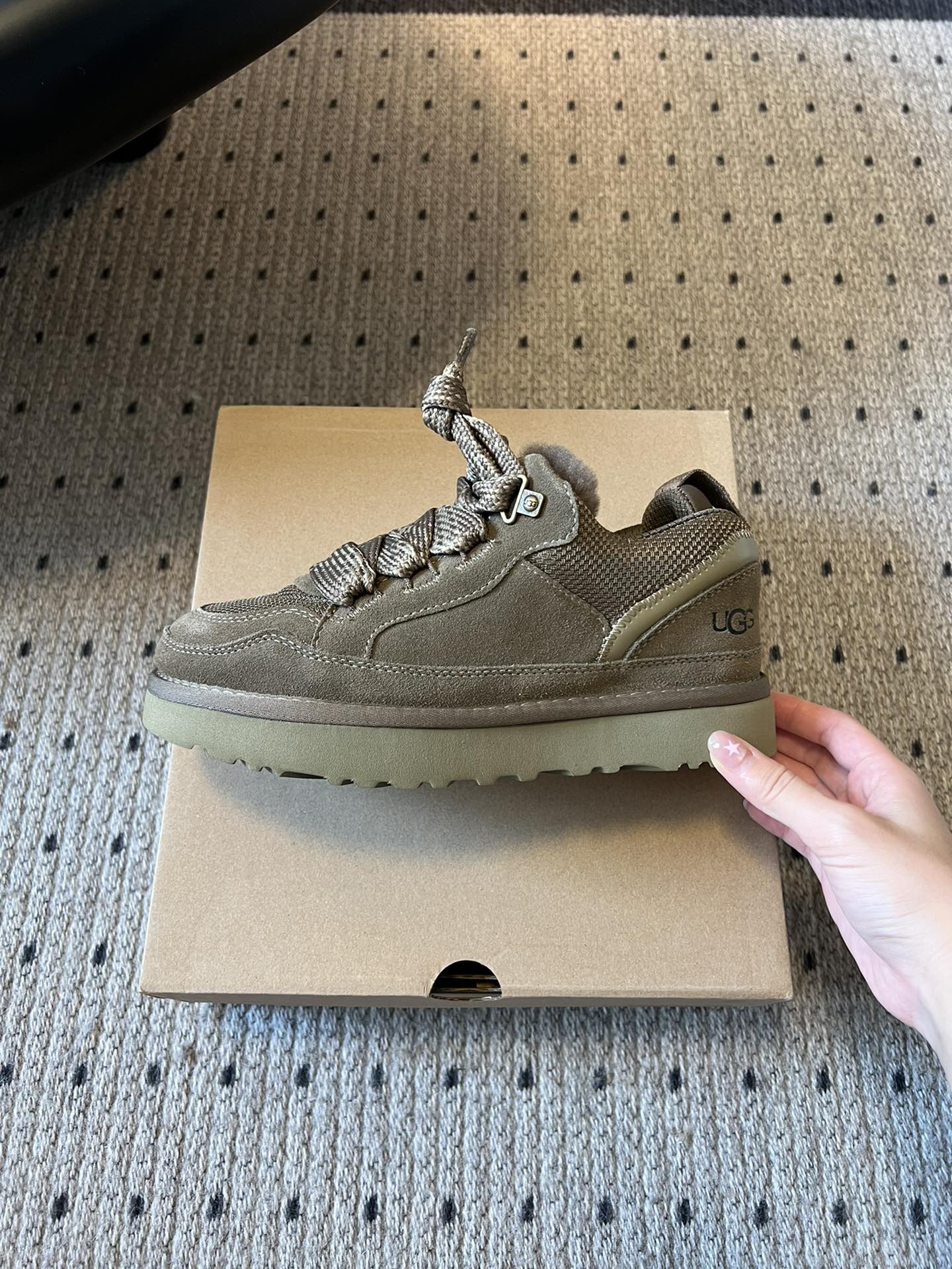 UG* 低帮平底双色系带街头休闲鞋采用皮毛一体材质，内里加绒，能在秋冬季节提供良好的保暖效果，适合寒冷天