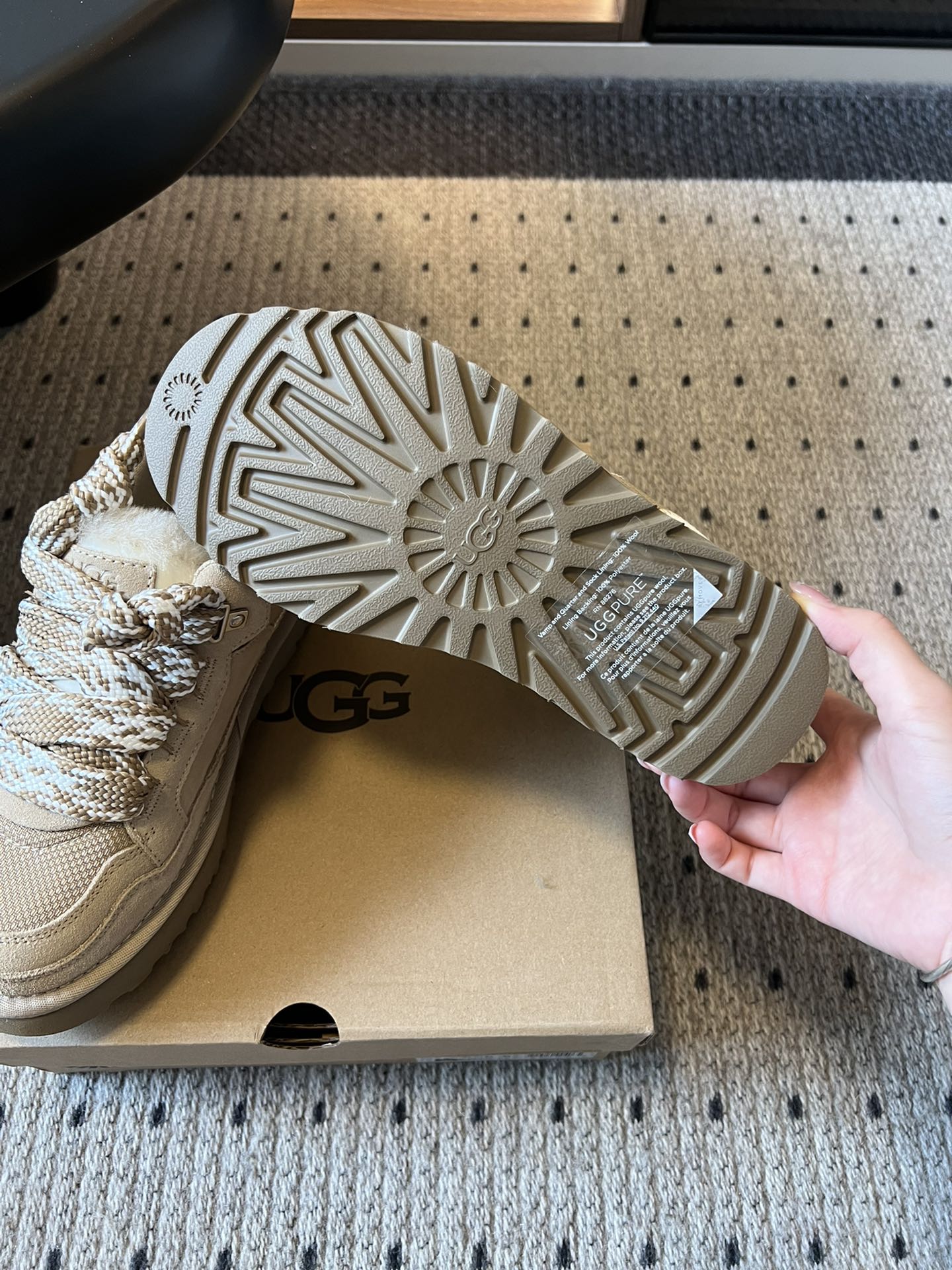 UG* 低帮平底双色系带街头休闲鞋采用皮毛一体材质，内里加绒，能在秋冬季节提供良好的保暖效果，适合寒冷天