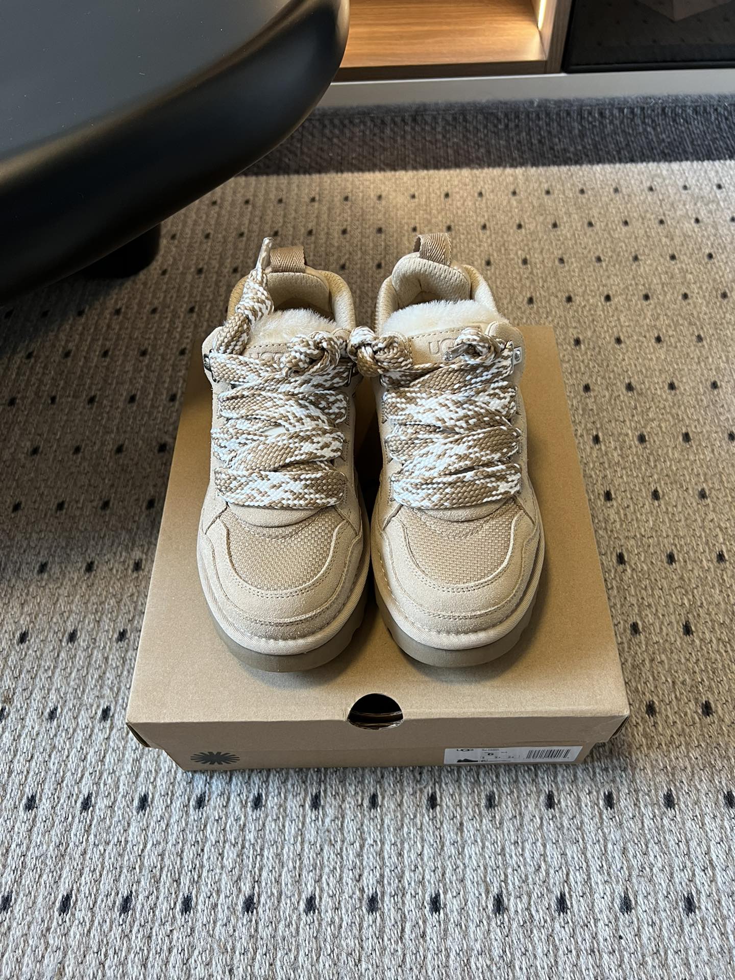 UG* 低帮平底双色系带街头休闲鞋采用皮毛一体材质，内里加绒，能在秋冬季节提供良好的保暖效果，适合寒冷天