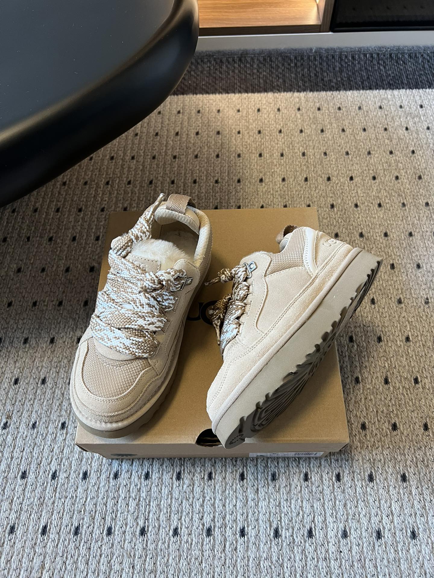 UG* 低帮平底双色系带街头休闲鞋采用皮毛一体材质，内里加绒，能在秋冬季节提供良好的保暖效果，适合寒冷天