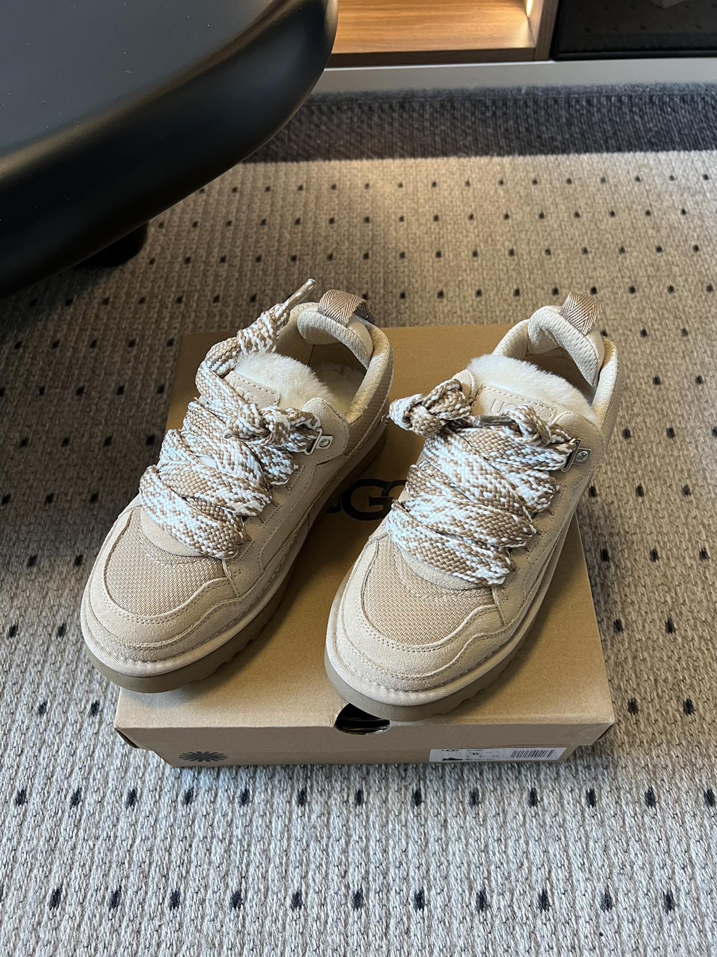 UG* 低帮平底双色系带街头休闲鞋采用皮毛一体材质，内里加绒，能在秋冬季节提供良好的保暖效果，适合寒冷天