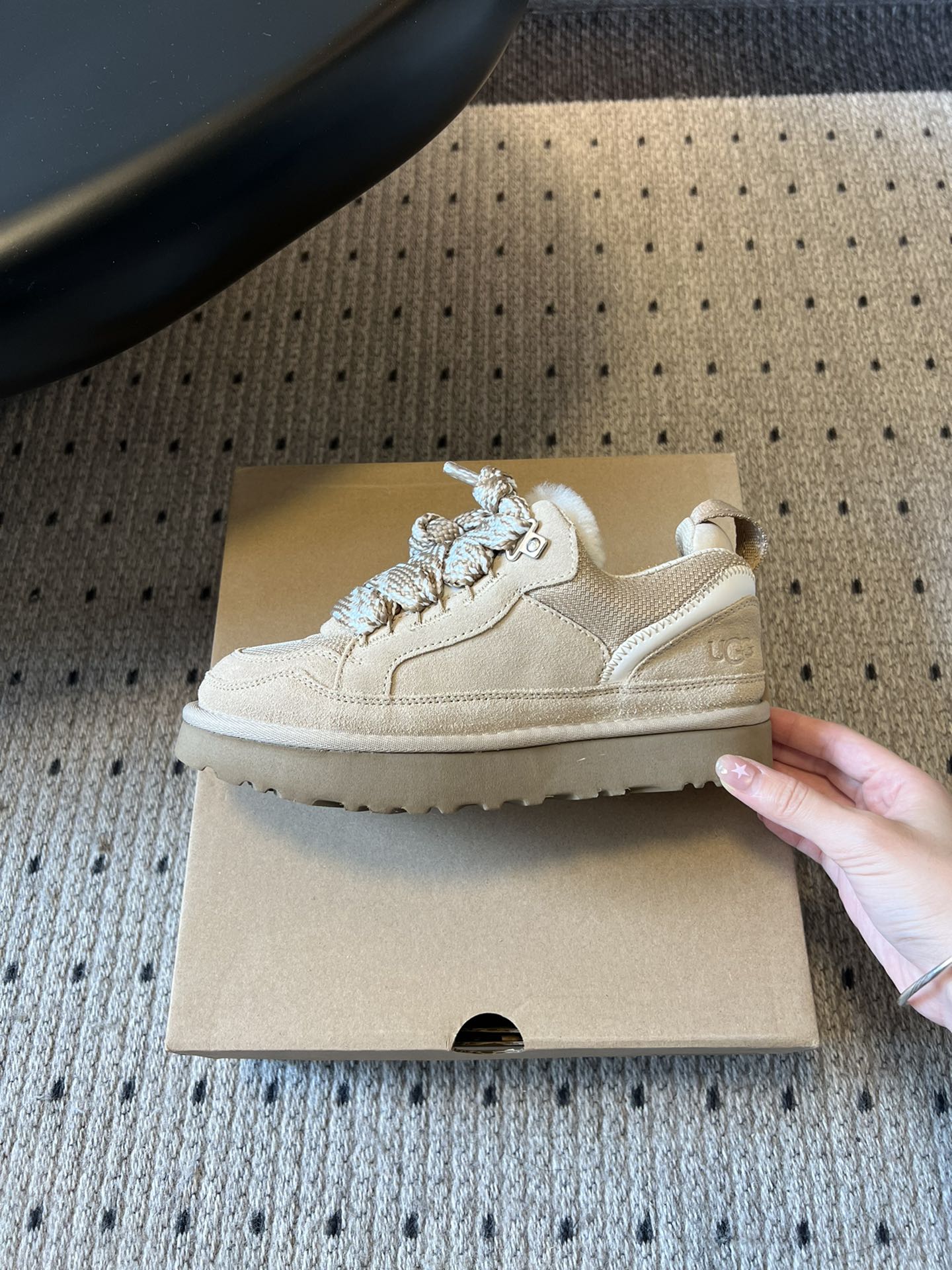 UG* 低帮平底双色系带街头休闲鞋采用皮毛一体材质，内里加绒，能在秋冬季节提供良好的保暖效果，适合寒冷天