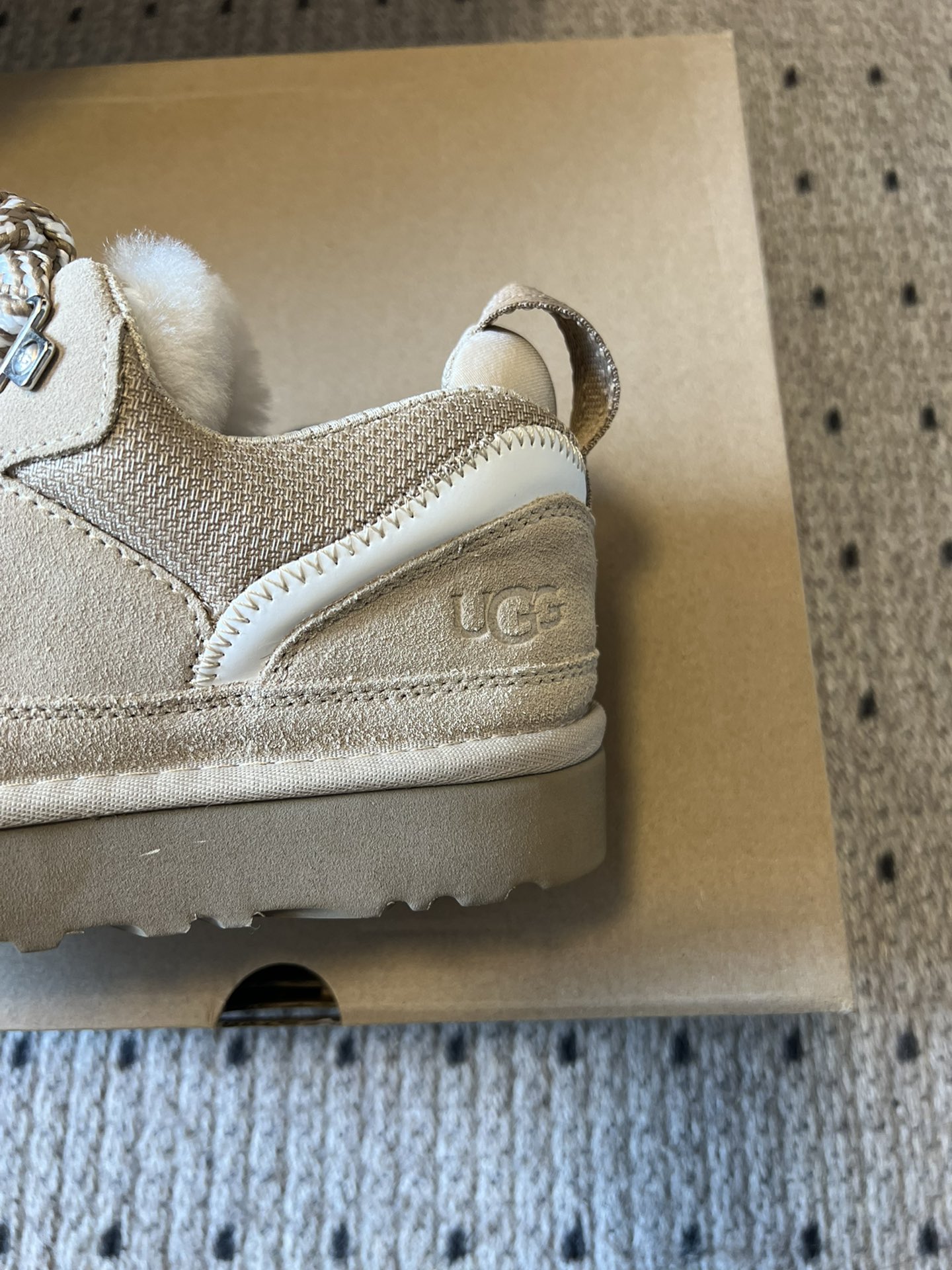 UG* 低帮平底双色系带街头休闲鞋采用皮毛一体材质，内里加绒，能在秋冬季节提供良好的保暖效果，适合寒冷天