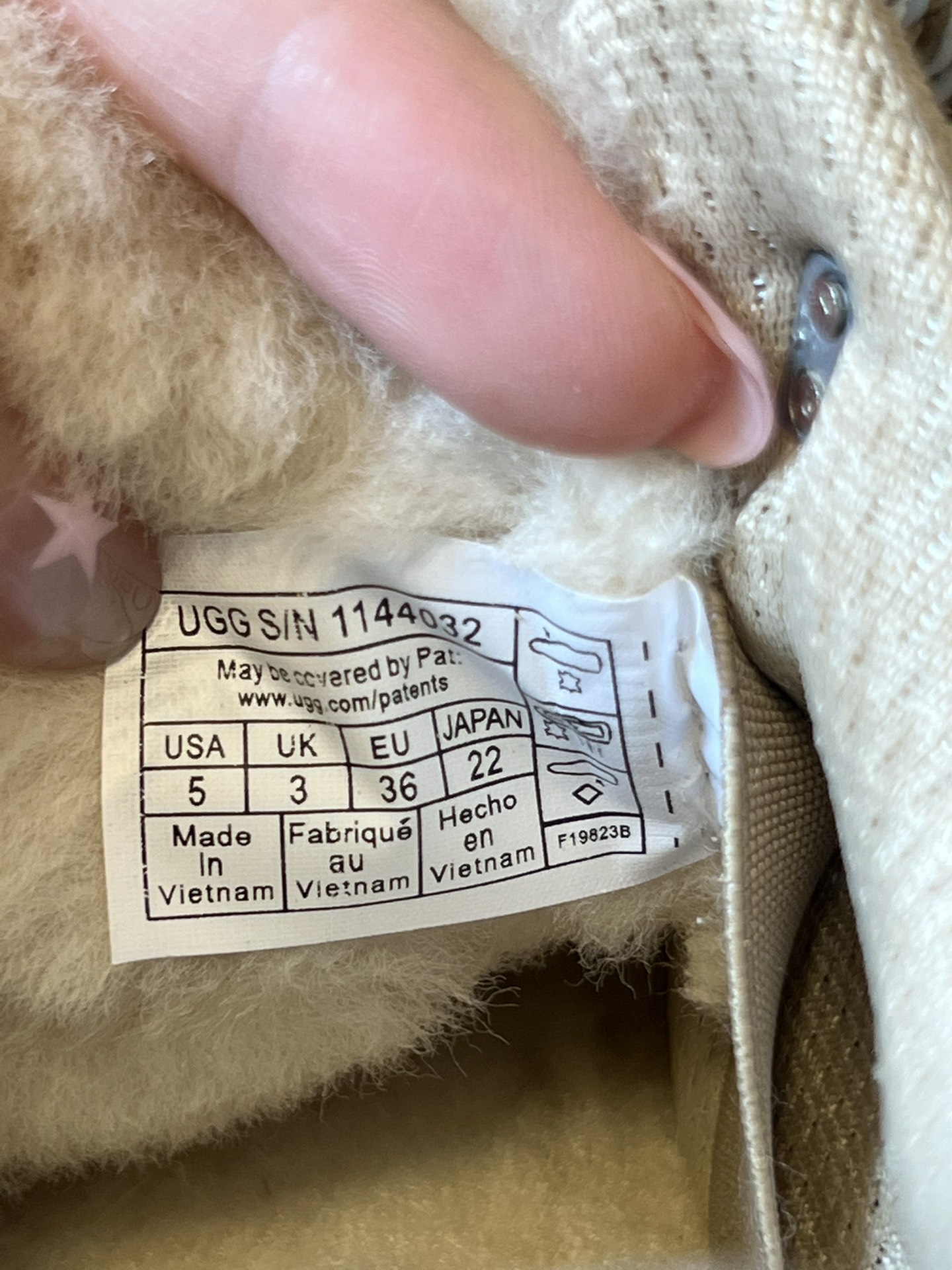 UG* 低帮平底双色系带街头休闲鞋采用皮毛一体材质，内里加绒，能在秋冬季节提供良好的保暖效果，适合寒冷天