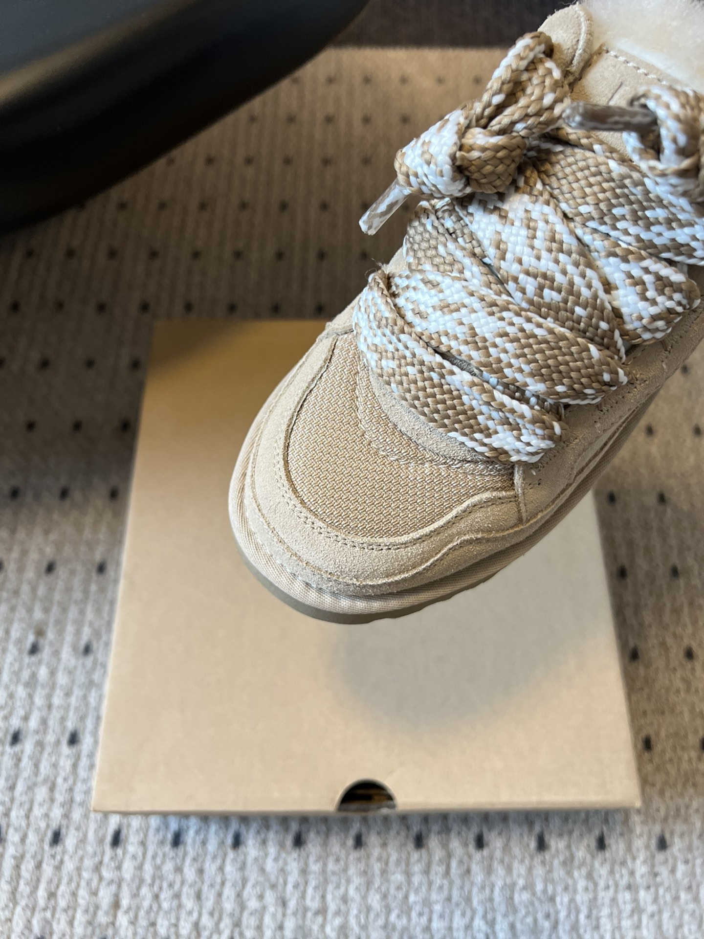 UG* 低帮平底双色系带街头休闲鞋采用皮毛一体材质，内里加绒，能在秋冬季节提供良好的保暖效果，适合寒冷天