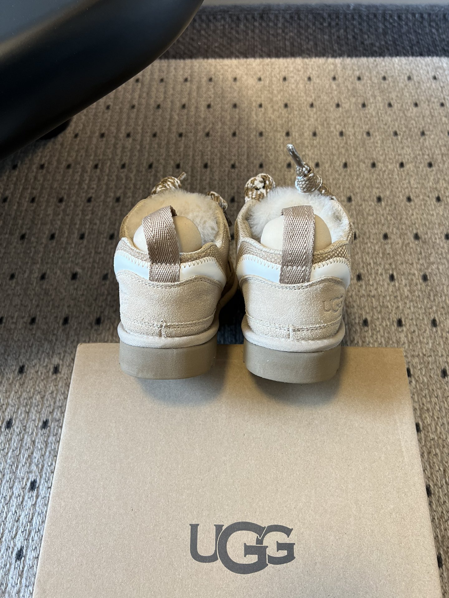 UG* 低帮平底双色系带街头休闲鞋采用皮毛一体材质，内里加绒，能在秋冬季节提供良好的保暖效果，适合寒冷天