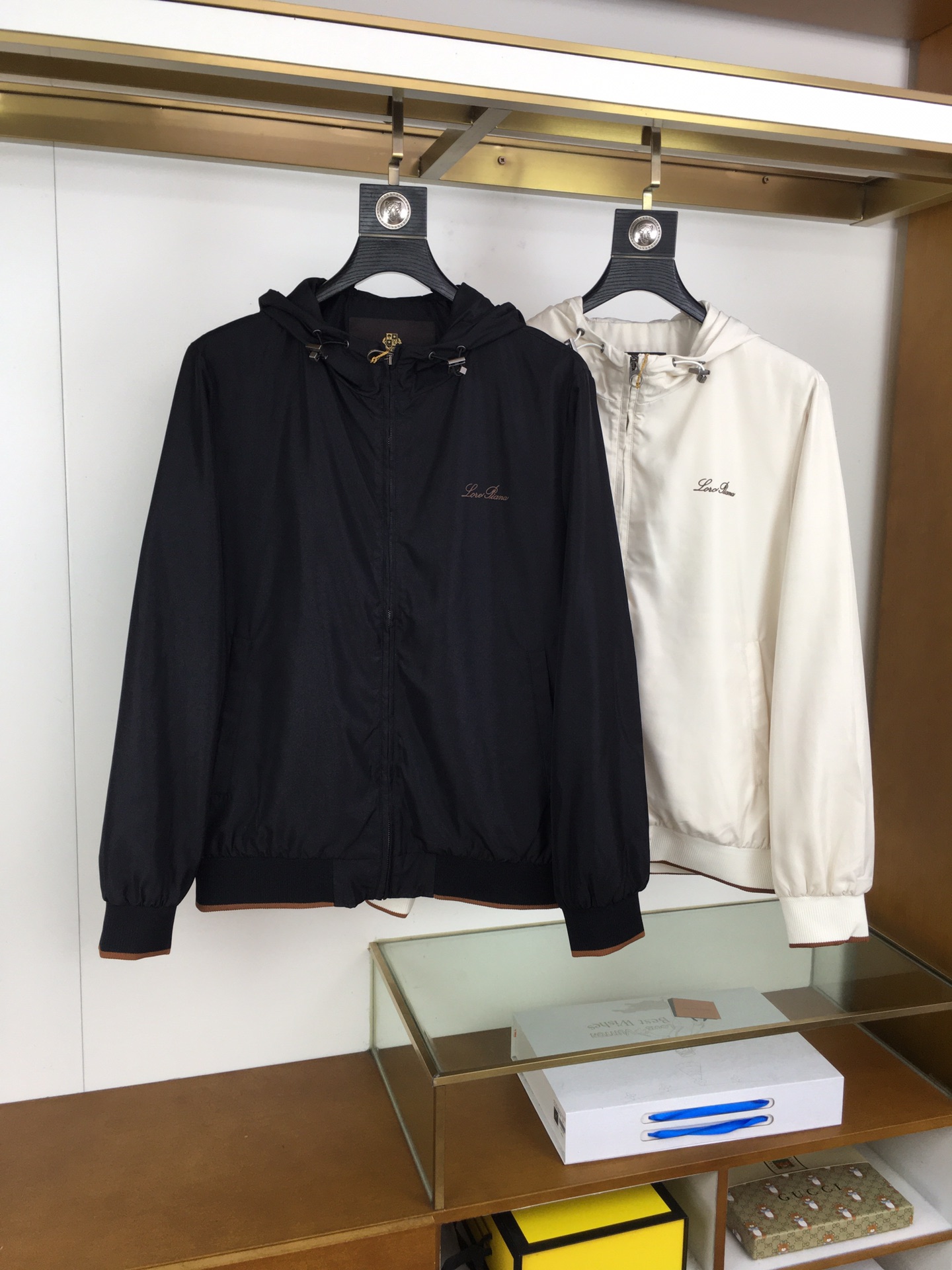 NO:690532,New jacket 'LP...' 2025 trading company channels are rare, and will be sold simultaneously on the official website!  New men's jacket, high-end version!  The fabric is customized at the counter. The fabric is imported elastic polyester fiber and spandex, which is highly breathable and comfortable. The details are impeccable. The design concept of brand elements on the chest and the sleeves are spliced ​​with classic white contrasting colors, reflecting high quality. It feels delicate and soft!  It presents a casual cut and the upper body shape is awesome!  Size M-3XL-complete standard color black.white,,loro piana,jackets & coats,jackets & coats,19860909新品夹克《LP...》 2025贸易公司渠道稀出,同步官网发售！新款男士外套,高端版本！专柜定制面料 ,面料进口弹力聚酯纤维加氨纶透气舒适度高,细节无可挑剔,胸前品牌元素设计理念,袖子拼接经典白撞色,体现高品质.手感细腻柔软！呈现休闲裁剪,上身版型超赞！ 码数M-3XL-标齐全 颜色黑色.白色,,loro piana,jackets & coats,jackets & coats,,Men's clothing