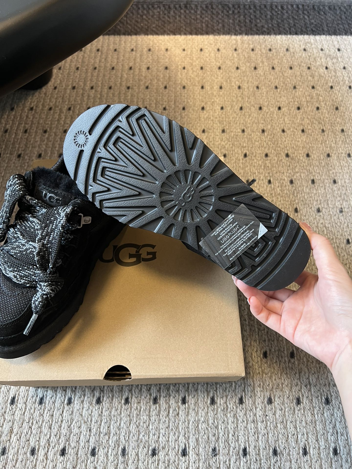 UG* 低帮平底双色系带街头休闲鞋采用皮毛一体材质，内里加绒，能在秋冬季节提供良好的保暖效果，适合寒冷天