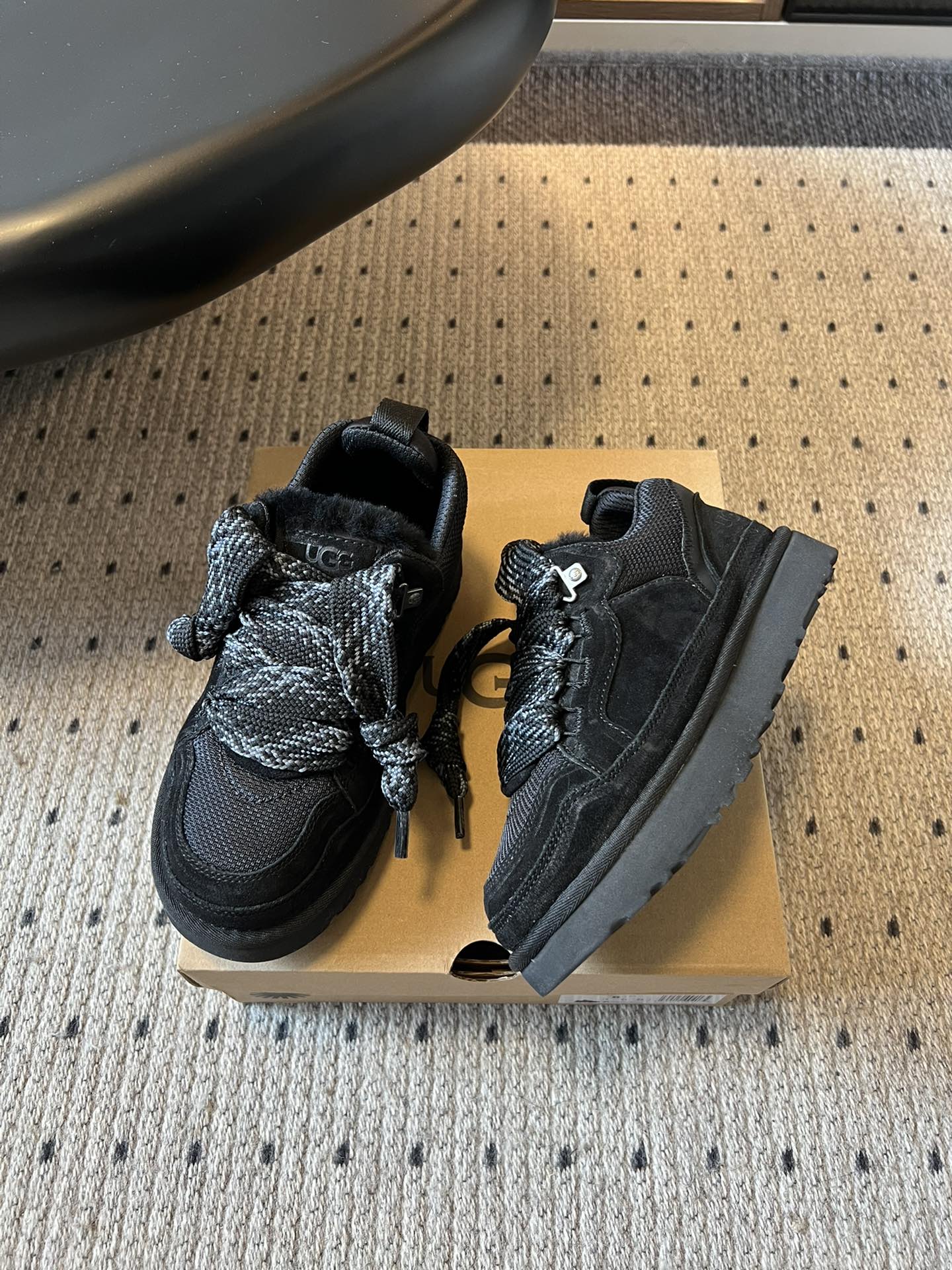 UG* 低帮平底双色系带街头休闲鞋采用皮毛一体材质，内里加绒，能在秋冬季节提供良好的保暖效果，适合寒冷天