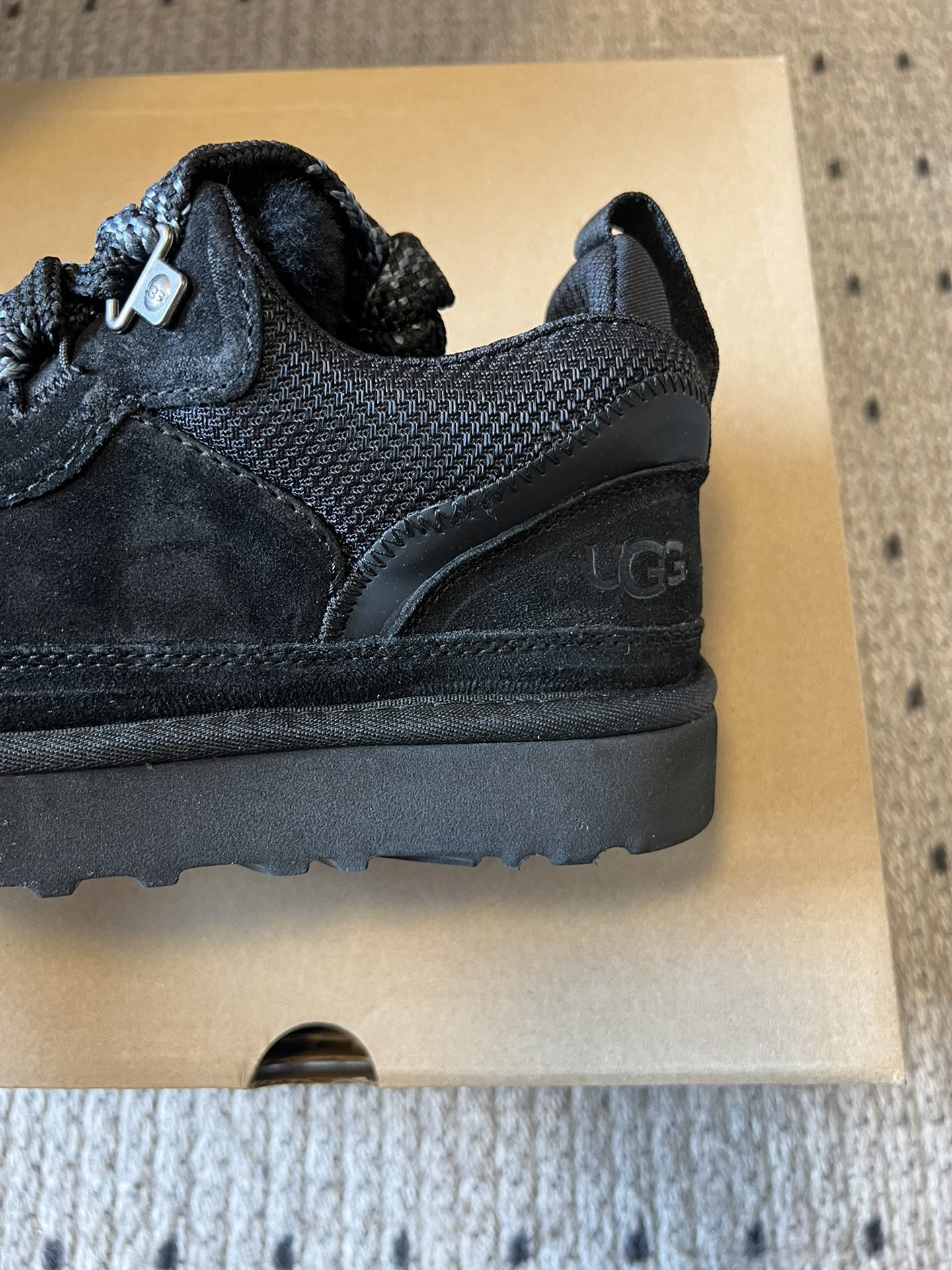 UG* 低帮平底双色系带街头休闲鞋采用皮毛一体材质，内里加绒，能在秋冬季节提供良好的保暖效果，适合寒冷天