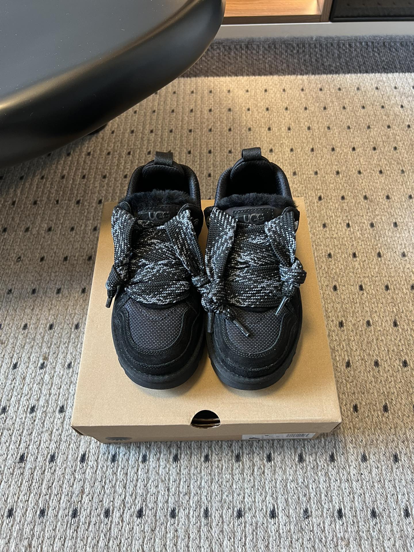 NO:593464,UG* low-cut flat-soled two-color lace-up street casual shoes are made of fur and velvet lining, which can provide good warmth in autumn and winter and are suitable for cold weather. It combines sports and fashion elements, and the bottom design adds a retro feel. The unique two-color lace design is highly recognizable, breaking the monotony of traditional shoes and making the shoes more fashionable. The splicing design of the shoe body enriches the visual hierarchy.  The soles are thick and have a certain anti-slip design, which can provide good support and cushioning when walking, and also have a certain grip on slippery surfaces; the round toe design does not squeeze the feet and is comfortable to wear. The upper is made of high mercerized cowhide, the lining is Longfeng A-grade fur, the outsole is EVA foam, size 35-40, casual shoes/sports shoes, sneakers19860909UG* 低帮平底双色系带街头休闲鞋 采用皮毛一体材质,内里加绒,能在秋冬季节提供良好的保暖效果,适合寒冷天气穿着.融合了运动与时尚元素,底帮设计增添了复古感,独特的双色系带设计极具辨识度,打破了传统鞋款的单调,让鞋子更具潮流感.鞋身的拼接设计丰富了视觉层次. 鞋底厚实且有一定的防滑设计,行走时能提供较好的支撑和缓冲,同时在湿滑地面也有一定的抓地力；圆头设计不挤脚,穿着舒适. 鞋面高丝光牛绒 内里隆丰A级皮毛一体 大底EVA发泡大底 size35-40码,休闲鞋/运动鞋,sneakers,Women's Shoes