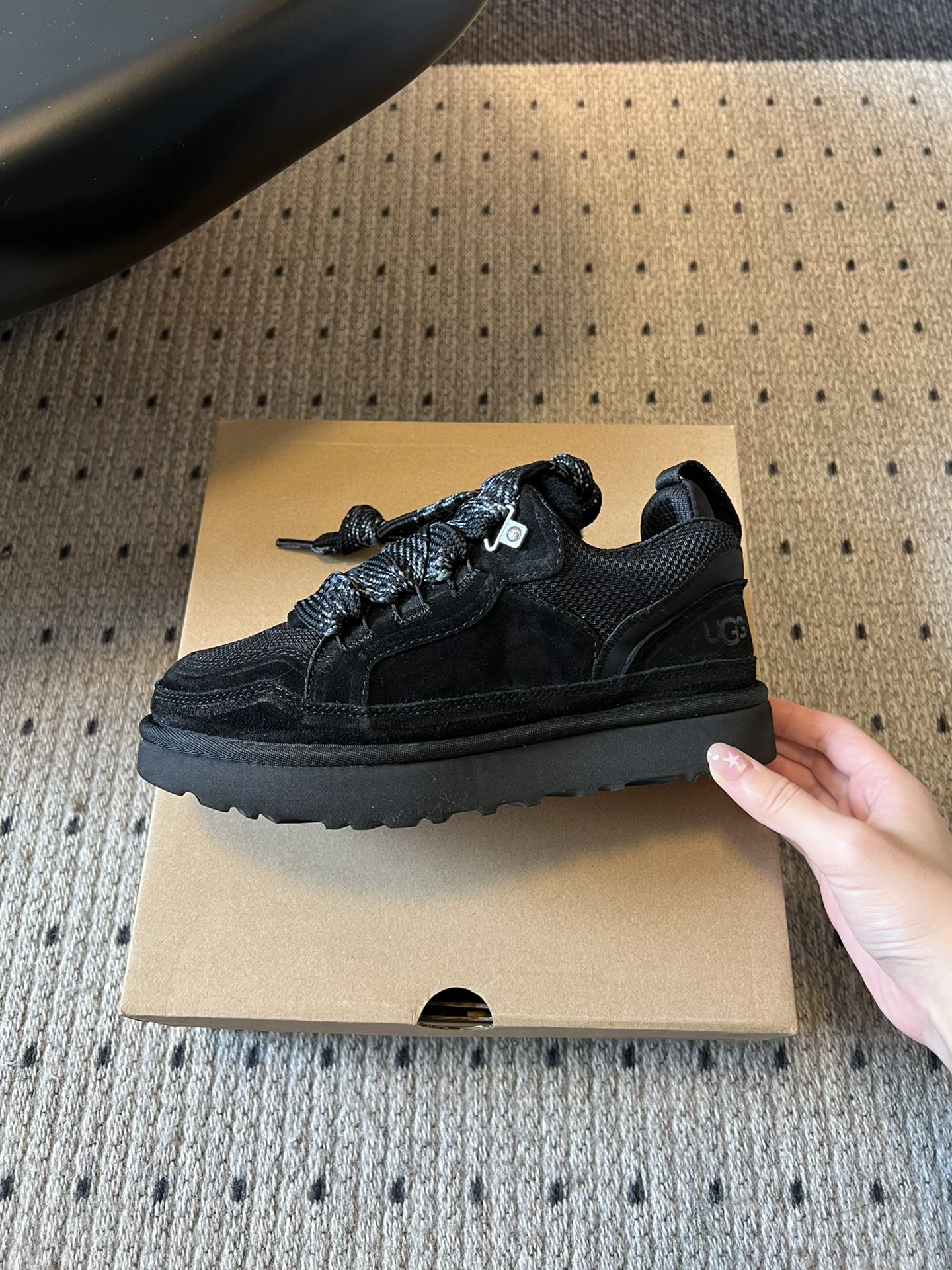 UG* 低帮平底双色系带街头休闲鞋采用皮毛一体材质，内里加绒，能在秋冬季节提供良好的保暖效果，适合寒冷天