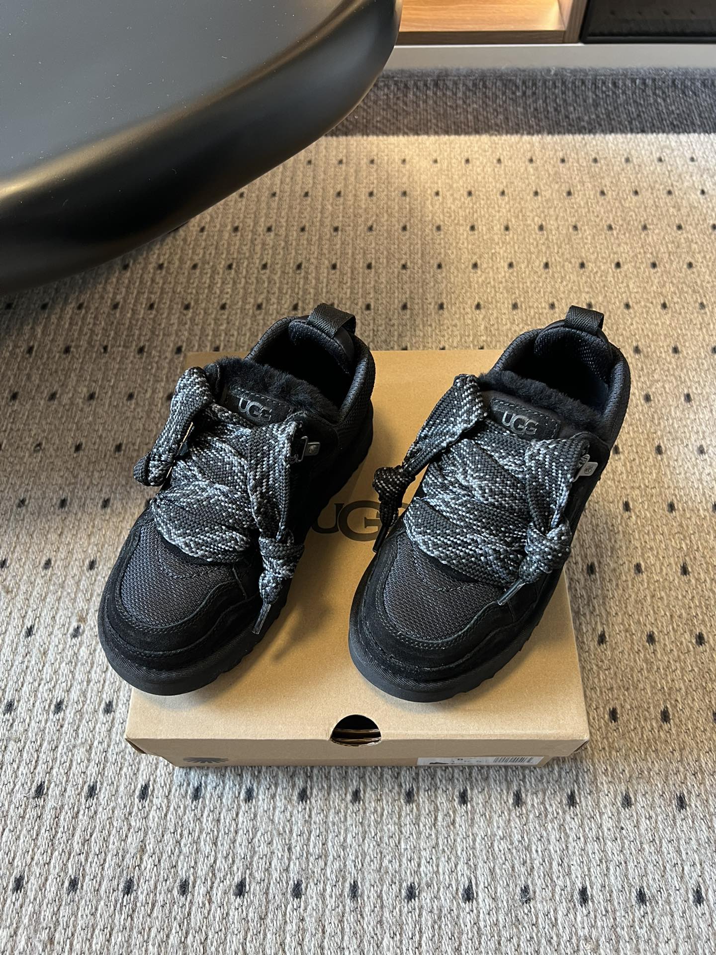 UG* 低帮平底双色系带街头休闲鞋采用皮毛一体材质，内里加绒，能在秋冬季节提供良好的保暖效果，适合寒冷天