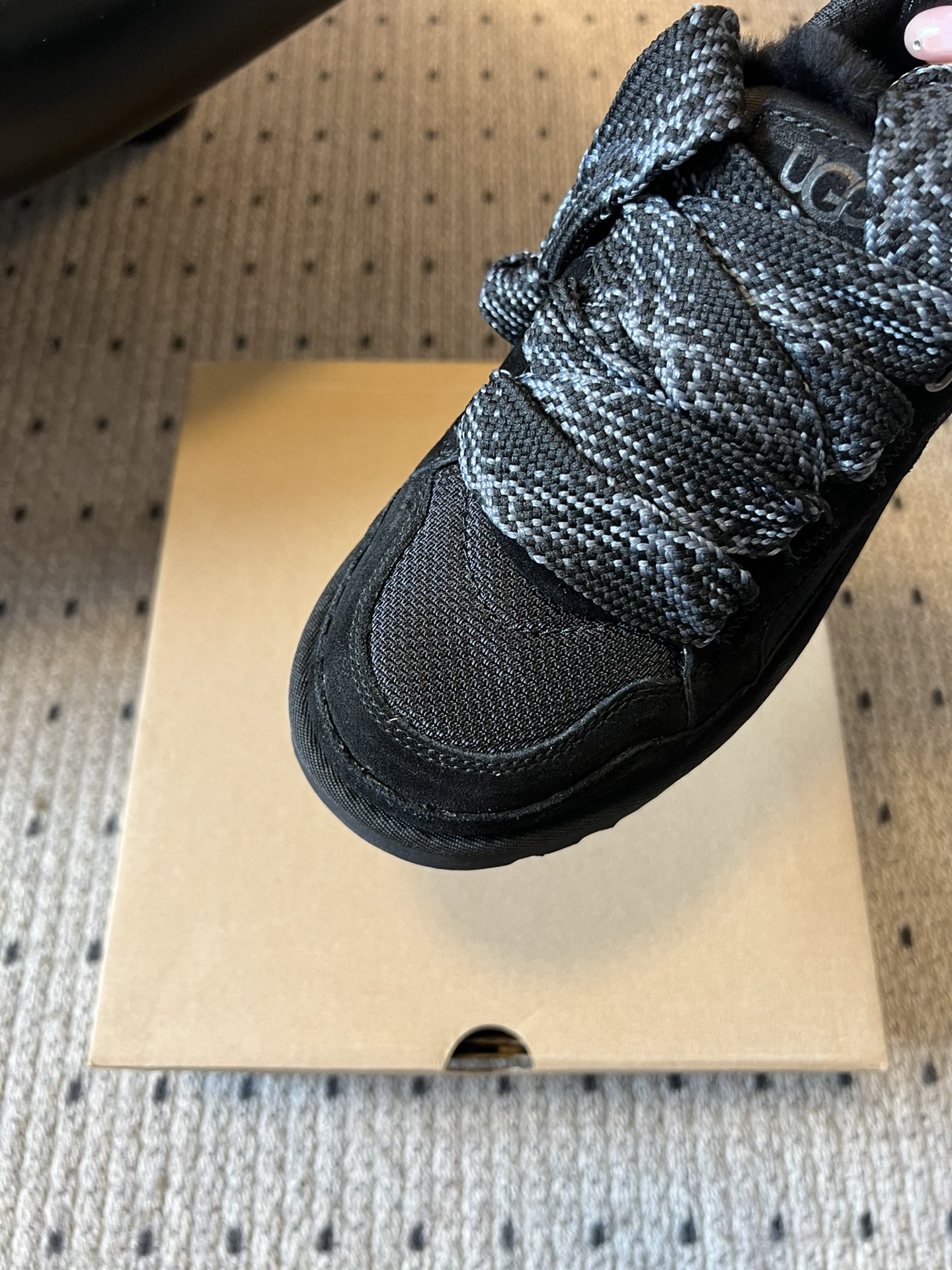 UG* 低帮平底双色系带街头休闲鞋采用皮毛一体材质，内里加绒，能在秋冬季节提供良好的保暖效果，适合寒冷天