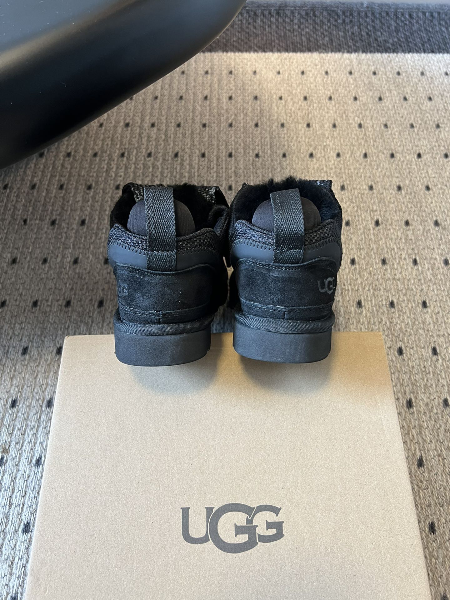 UG* 低帮平底双色系带街头休闲鞋采用皮毛一体材质，内里加绒，能在秋冬季节提供良好的保暖效果，适合寒冷天