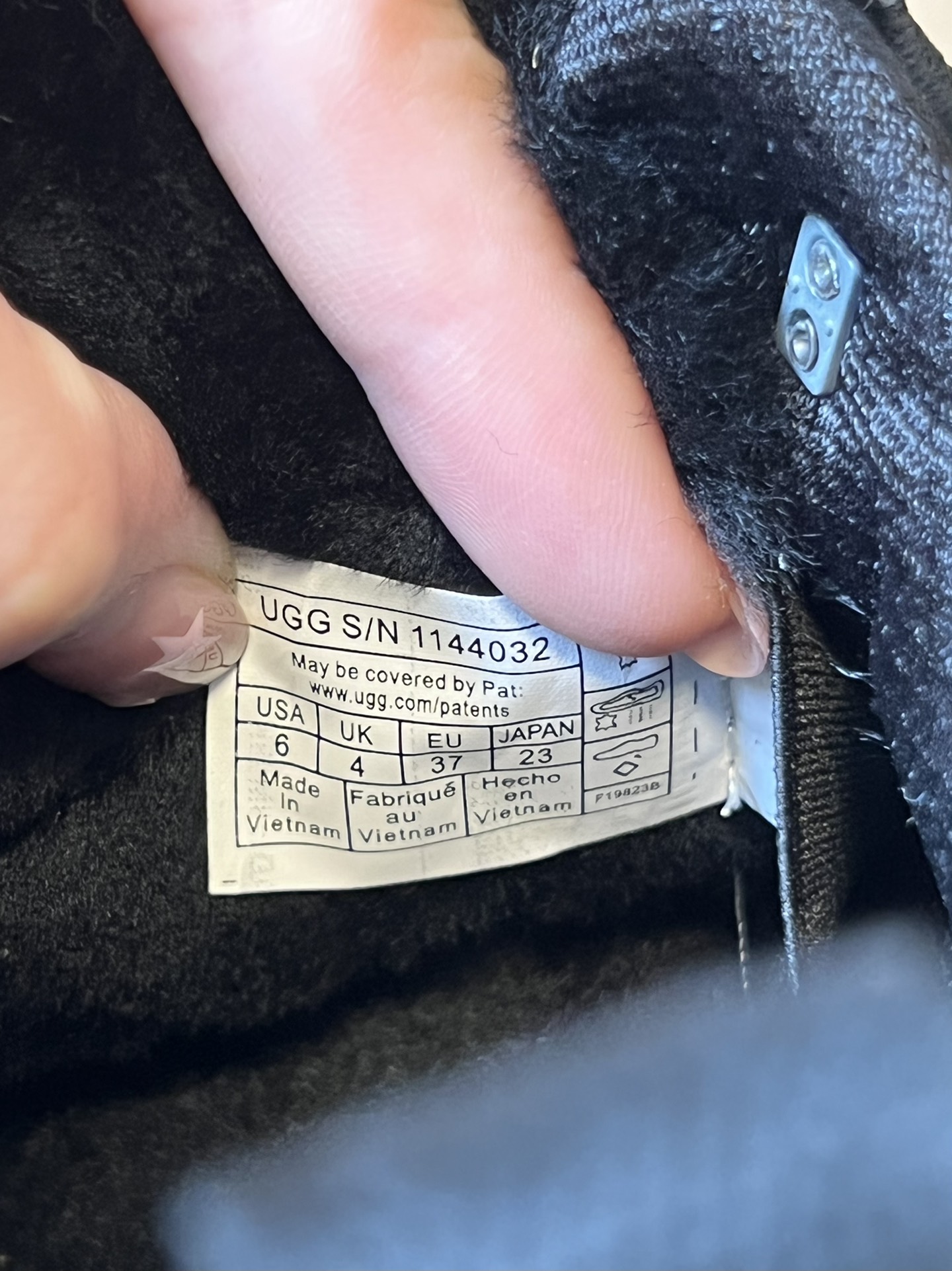 UG* 低帮平底双色系带街头休闲鞋采用皮毛一体材质，内里加绒，能在秋冬季节提供良好的保暖效果，适合寒冷天