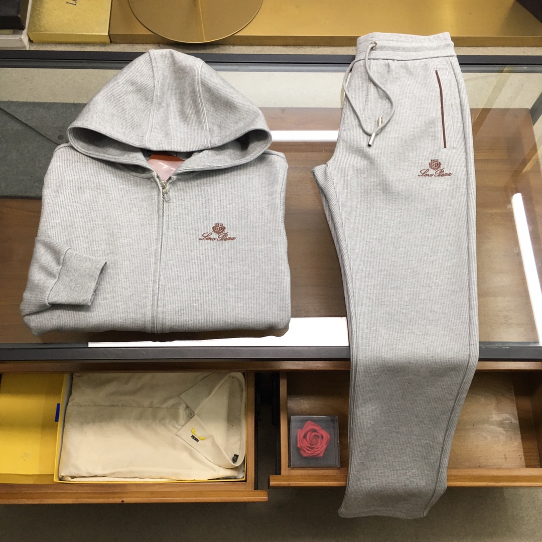 NO:690524,New suit [LP] 2025 early autumn new casual suit!  The counters are synchronized. The details are exquisite and high-end, and the brand logo is laminated with a high-end feel. Custom-woven fabrics are more youthful and energetic. Customized high-end fabrics, the upper body is crisp and stylish, comfortable and not tight. The customized metal logo zippers are very classy, ​​and the clean and neat tailoring is full of urban style. You will feel good when you wear it. It is the first choice for high-end fashion people, and the upper body effect is super good-looking!  Size M-3XL,,loro piana,19860909新品套装【LP】 2025早秋新款休闲套装！专柜同步.细节精致高级,品牌logo压胶高级感满满.定织面料更显年轻活力,定制高端面料,上身挺括有型,舒适不紧绷.定制金属logo拉链非常有档次,干净利落的剪裁都市风十足,穿上心情就好,高端潮流时尚人士首选,上身效果超级好看！ 码数M-3XL,,loro piana,,Men's clothing