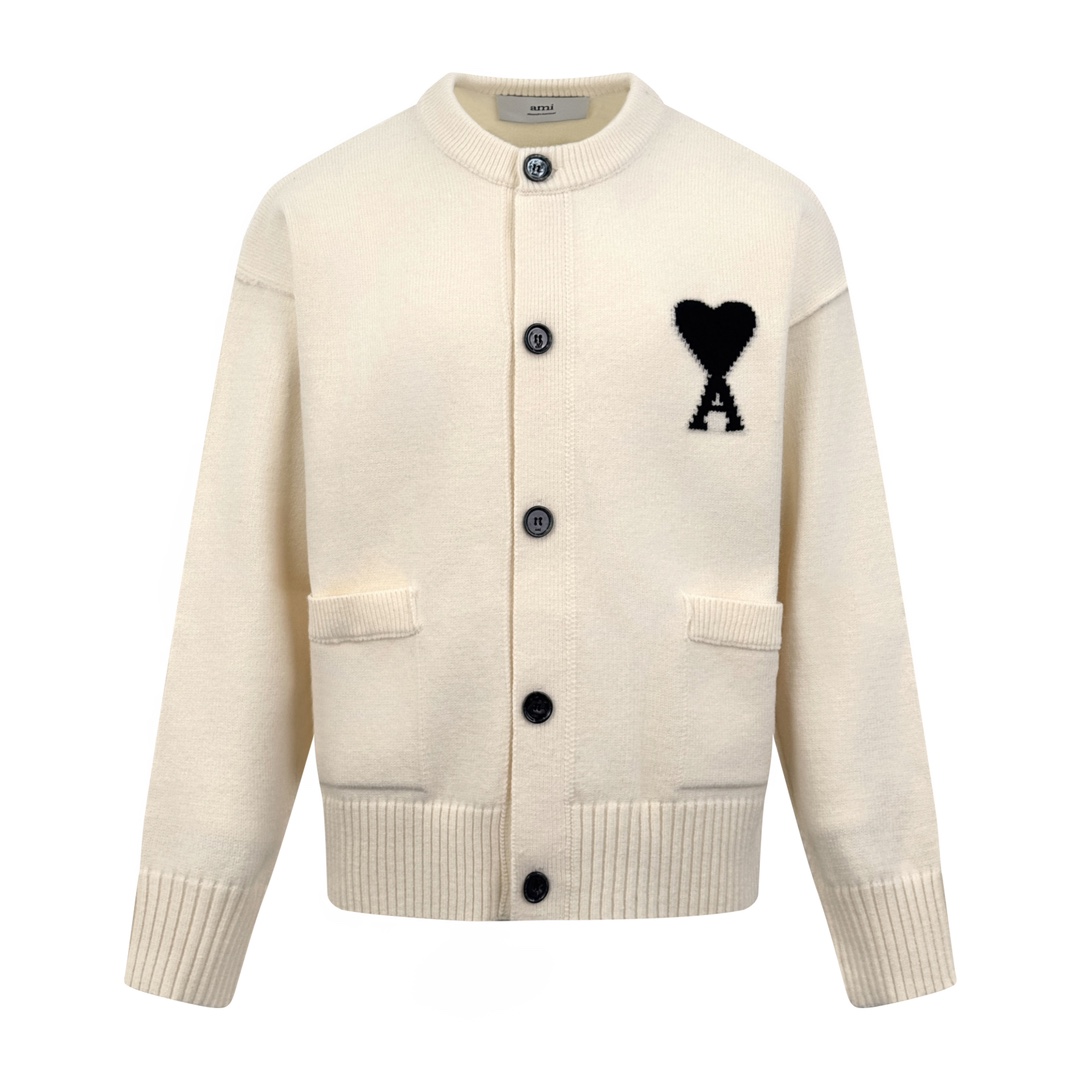 NO:569928,Ami Paris love jacquard woolen cardigan, custom-woven luxurious Merino wool, soft and delicate, comfortable and close to the skin, using soft off-white as the canvas, gentle and rich in texture. A black love jumps on the chest, quietly exuding its own charming halo. The brand is highly recognizable. The unique cardigan silhouette and exquisite button design interpret the elegance and casualness of French fashion. It is the ultimate simplification of color, and conveys the love and persistence of life.  Meet the ultimate simplicity, the well-deserved king of versatility. Technique 1: Jacquard tissue imported from Germany. Precisely control the arrangement and interweaving of yarns. Carefully interweave on the loom. Ami love jacquard art pattern inlay. The fabric is more vivid and three-dimensional. Technique 2: Softening and deodorizing process of garment washing water. Deep cleaning and deodorizing of clothes through professional washing equipment and specific detergents.   Improve the feel and appearance of clothing Customized accessories 1:1 Ami Horn buckle Customized 1:1 Ami Trademark Version Loose version Size S M L XL Style No. 25365-B55,,alexander wang19860909Ami Paris 爱心提花毛织开衫 定织奢柔美丽诺羊毛 柔软细腻 舒适贴肤 以柔和的米白为画布 温柔且富有质感 胸前一抹黑色爱心跃然其上 悄然散发着独属于它的迷人光晕 品牌辨识度十足 以独特的开衫廓形与精妙的纽扣设计 诠释着法式时尚的优雅与随性 是色彩的极致简化 更是传递出对生活的热爱与执着 邂逅极致简约 当之无愧的百搭王者 工艺1德国进口机提花组织而成 精确地控制纱线的排列和交织方式 在织机上精心交织 Ami爱心提花艺术图案镶饰 织物更加生动立体 工艺2: 成衣洗水加软去味工艺 通过专业的洗涤设备和特定的洗涤剂 对衣物进行深度清洁和去味处理 改善衣物的手感和外观 辅料定制1:1 Ami 牛角扣 定制1:1 Ami 商标 版型 宽松版型 尺码 S M L XL 款号 25365-B55,,alexander wang,Men's clothing