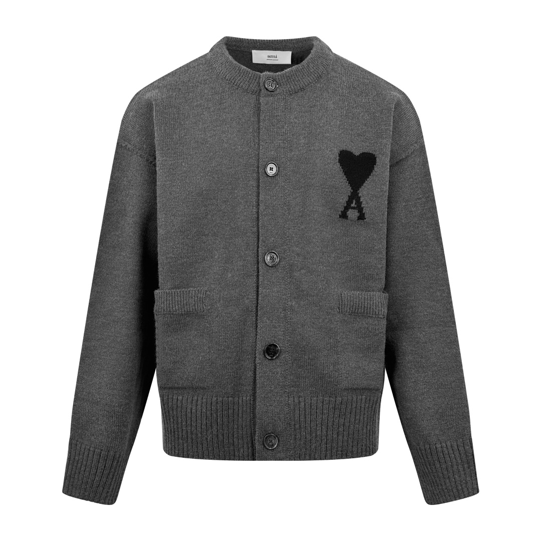 NO:570075,.Ami Paris love jacquard woolen cardigan. Custom-woven luxurious and soft merino wool. Soft and delicate, comfortable and close to the skin. It uses high-grade gray as the ink. It is calm and restrained. A contrasting love heart jumps out on the chest, quietly exuding its own charming halo. The brand is highly recognizable. With the unique cardigan silhouette and exquisite button design, it interprets the elegance and casualness of French fashion. It is the ultimate simplification of colors and conveys the love and persistence of life.  Meet the ultimate simplicity, the well-deserved king of versatility. Technique 1: Jacquard tissue imported from Germany. Precisely control the arrangement and interweaving of yarns. Carefully interweave on the loom. Ami love jacquard art pattern inlay. The fabric is more vivid and three-dimensional. Technique 2: Softening and deodorizing process of garment washing water. Deep cleaning and deodorizing of clothes through professional washing equipment and specific detergents.   Improve the feel and appearance of clothing Customized accessories 1:1 Ami Horn buckle Customized 1:1 Ami Trademark Version Loose version Size S M L XL,,alexander wang19860909.Ami Paris 爱心提花毛织开衫 定织奢柔美丽诺羊毛 柔软细腻 舒适贴肤 以高级灰为墨 沉稳内敛 胸前一抹撞色爱心跃然其上 悄然散发着独属于它的迷人光晕 品牌辨识度十足 以独特的开衫廓形与精妙的纽扣设计 诠释着法式时尚的优雅与随性 是色彩的极致简化 更是传递出对生活的热爱与执着 邂逅极致简约 当之无愧的百搭王者 工艺1德国进口机提花组织而成 精确地控制纱线的排列和交织方式 在织机上精心交织 Ami爱心提花艺术图案镶饰 织物更加生动立体 工艺2: 成衣洗水加软去味工艺 通过专业的洗涤设备和特定的洗涤剂 对衣物进行深度清洁和去味处理 改善衣物的手感和外观 辅料定制1:1 Ami 牛角扣 定制1:1 Ami 商标 版型 宽松版型 尺码 S M L XL,,alexander wang,Men's clothing