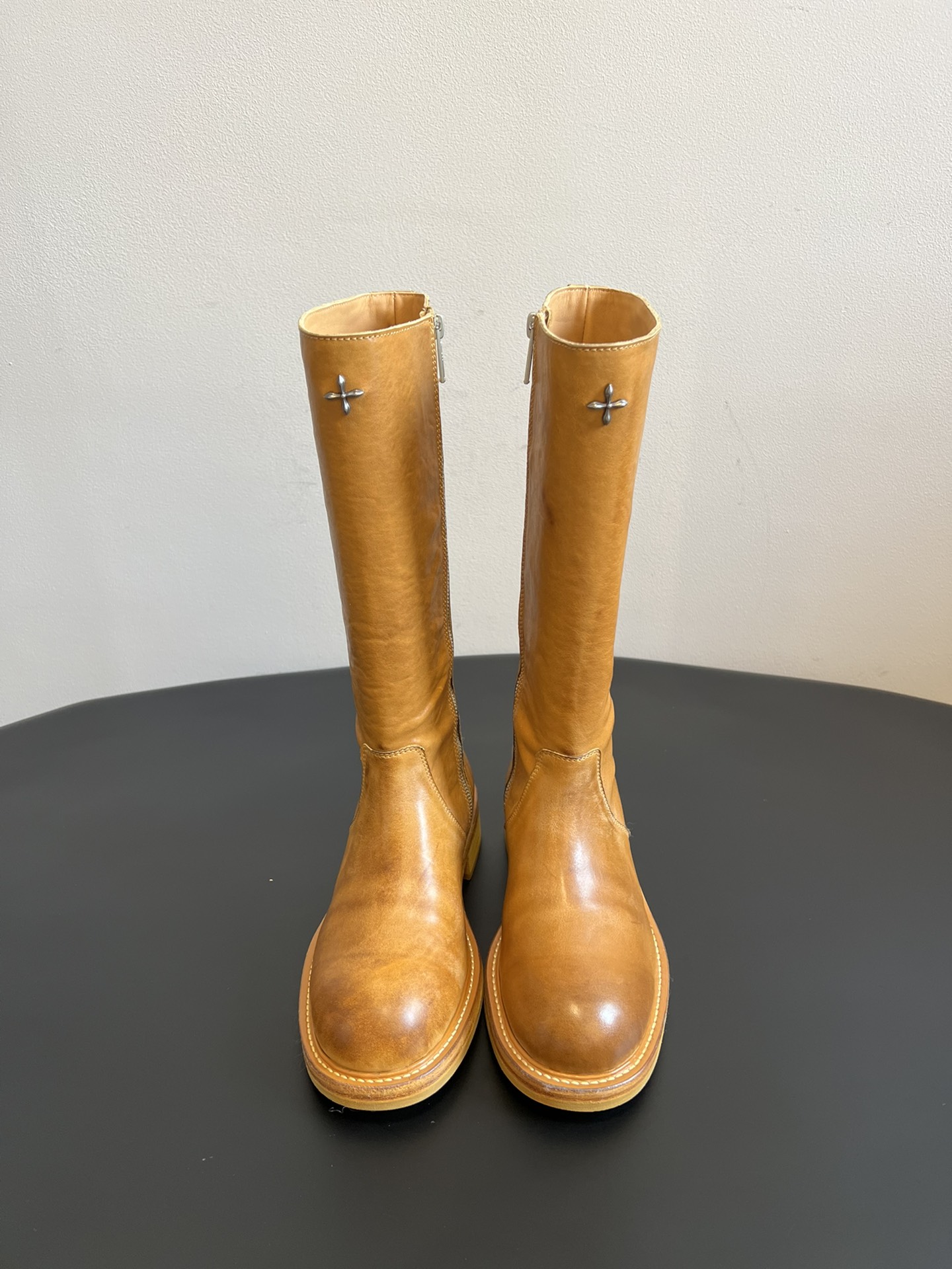 NO:615285,The top version of SMFK Wild Origin Goodyear Boots RAGE is a wild handmade shoe series that inherits and continues the classic shoe manufacturing process. Starting from the production and selection of materials, it creates a series of original shoes and boots with SMFK wild aesthetics. The Wild Origin series adopts the classic water-dyed shoe production process. After the original-color leather shoes are made, the dyes and batches of shoes are washed and dyed in a drum. During the rolling process, the leather of the shoe body and the leather of the sole are polished and polished with each other, giving the leather a mottled color while also reflecting the leather's own texture and oily luster. Goodyear's handmade shoemaking process combines the leather body with the leather sole, and is suitable for long-term wear and use. It is more suitable for users. The shape is inspired by the riding boots of grassland herdsmen. The center of the tongue is inlaid with a silver cross-flower metal seal. The inside and outside of the shoe body are made of horsehide, and the sole is made of cowhide + rubber. Cowhide upper, cowhide lining, outsole, original molded outsole, Size 35-40 (customized for 40, non-refundable), boots, boots, cowhide19860909顶级版本 SMFK 野性起源固特异长筒靴 RAGE野性手工的鞋履系列,传承延续经典鞋履制造工艺,从材料制作与挑选出发,打造具有SMFK野性美学的的原生感鞋靴系列. 野性起源系列,采用古典的水染鞋履制作工艺,原色皮质鞋展制成后,将染料与批次的鞋履在滚筒中水洗染色,在滚动的过程中,鞋身的皮质和鞋底的皮质上色井互相打磨拋光,让皮质拥有斑驳的颜色的同时,也体现皮质自身紋理及油润光泽. 固特异（GOODYEAR） 手工鞋履制做工艺,将皮身与皮底結合,并适合长期穿着与使 用者更加契合.造型灵感来自草原牧民的马靴.鞋舌中心,銀嵌十字花金属徹章.鞋身内外为马皮,鞋底为牛皮＋橡胶. 鞋面牛皮 内里牛皮 大底原版开模大底 Size35-40（40定做不退换）,靴子,boots,cowhide,Women's Shoes