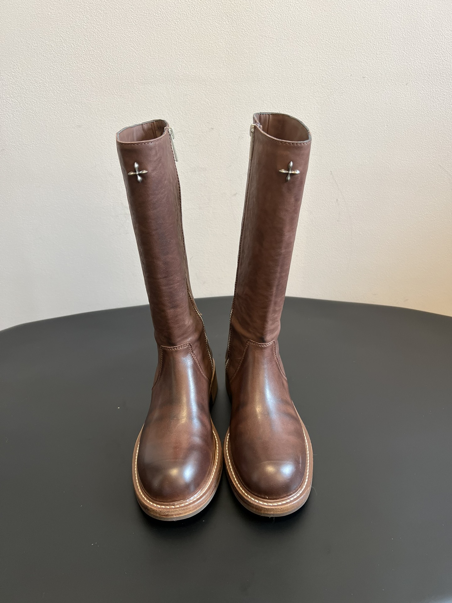 NO:615289,The top version of SMFK Wild Origin Goodyear Boots RAGE is a wild handmade shoe series that inherits and continues the classic shoe manufacturing process. Starting from the production and selection of materials, it creates a series of original shoes and boots with SMFK wild aesthetics. The Wild Origin series adopts the classic water-dyed shoe production process. After the original-color leather shoes are made, the dyes and batches of shoes are washed and dyed in a drum. During the rolling process, the leather of the shoe body and the leather of the sole are polished and polished with each other, giving the leather a mottled color while also reflecting the leather's own texture and oily luster. Goodyear's handmade shoemaking process combines the leather body with the leather sole, and is suitable for long-term wear and use. It is more suitable for users. The shape is inspired by the riding boots of grassland herdsmen. The center of the tongue is inlaid with a silver cross-flower metal seal. The inside and outside of the shoe body are made of horsehide, and the sole is made of cowhide + rubber. Cowhide upper, cowhide lining, outsole, original molded outsole, Size 35-40 (customized for 40, non-refundable), boots, boots, cowhide19860909顶级版本 SMFK 野性起源固特异长筒靴 RAGE野性手工的鞋履系列,传承延续经典鞋履制造工艺,从材料制作与挑选出发,打造具有SMFK野性美学的的原生感鞋靴系列. 野性起源系列,采用古典的水染鞋履制作工艺,原色皮质鞋展制成后,将染料与批次的鞋履在滚筒中水洗染色,在滚动的过程中,鞋身的皮质和鞋底的皮质上色井互相打磨拋光,让皮质拥有斑驳的颜色的同时,也体现皮质自身紋理及油润光泽. 固特异（GOODYEAR） 手工鞋履制做工艺,将皮身与皮底結合,并适合长期穿着与使 用者更加契合.造型灵感来自草原牧民的马靴.鞋舌中心,銀嵌十字花金属徹章.鞋身内外为马皮,鞋底为牛皮＋橡胶. 鞋面牛皮 内里牛皮 大底原版开模大底 Size35-40（40定做不退换）,靴子,boots,cowhide,Women's Shoes