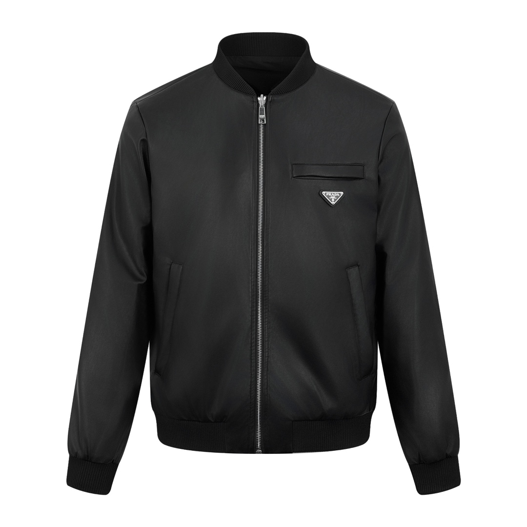 NO:569907,Prada reversible leather plain jacket, custom-made pebbled lambskin and perforated silky plain silk, with natural texture and natural luster, comfortable and close to the skin, double-sided charm, multi-purpose in one garment. On one side, the distinctive leather shows the noble texture, while on the other side, the simple plain pattern interprets the low-key connotation. Clean lines and rustic textures exude a sense of luxury from the inside out. The iconic enameled triangular metal logos are respectively embellished to highlight the elegance and nobility of the brand.  Fully recognizable, double-sided magic, each wonderful and reflecting each other, unlocks a new dimension of fashion. Process 1: Use imported special machine infrared to locate the 'Prada triangle mark'. The position is more precise and firm. Process 2: Ergonomic three-dimensional cutting returns to traditional craftsmanship. Through segmentation, folding, shrinking and stretching technology, the so-called slow work makes fine work.   It is the respect for the material and the pursuit of feel. The workmanship is complex and cumbersome. Slow timeliness and high loss. Process 3: Template machine bag opening. The preset template guides the position, shape and size of the bag opening. The accuracy ensures the quality of the bag opening effect. Accessories. Customized 1:1 Prada triangle logo. Customized 1:1 Prada zipper. Customized 1:1 Prada leather main wheat. Customized 1:1 Prada trademark. Version. Fitted version. Size 46.  48 50 52 Standard Prada letter dust bag hanger Function Double-sided wearable Free matching Style number 25288-D10, prada, jackets & coats, sheepskin, alexander wang19860909Prada 双面穿皮革平纹夹克 定制荔格云柔小羊皮革 以及韵孔丝滑平纹绸 纹理自然 光泽自然 舒适贴肤 双面魅力 一衣多享 一面以个性张扬的皮革彰显尊贵质感 另一面则以简约平纹诠释低调内涵 干净利落的线条与质朴的纹理 由内而外散发的高级感 标志性涂珐琅三角形金属徽标分别点缀 彰显品牌的优雅与高贵 辨识度十足 双面幻变 各自精彩 又相互辉映 解锁时尚新维度 工艺1:采用进口专机红外线定位“Prada三角标” 位置更为精准 牢固结实 工艺2: 人体学立体裁剪 回归传统工艺手法 通过分割 折叠 抽缩 拉展技术手法 所谓慢工出细活 是对材料的尊重 对手感的追求 做工复杂 繁琐 时效慢 损耗高 工艺3: 模版机开袋 预设的模板来指导开袋的位置 形状和大小 精确性确保了开袋效果质量 辅料 定制1:1 Prada 三角标 定制1:1 Prada 拉链 定制1:1 Prada 真皮主麦 定制1:1 Prada 商标 版型 合身版型 尺码 46 48 50 52 标配 Prada字母防尘袋 衣架 功能 双面可穿 自由搭配 款号 25288-D10,,prada,jackets & coats,sheepskin,alexander wang,Men's clothing