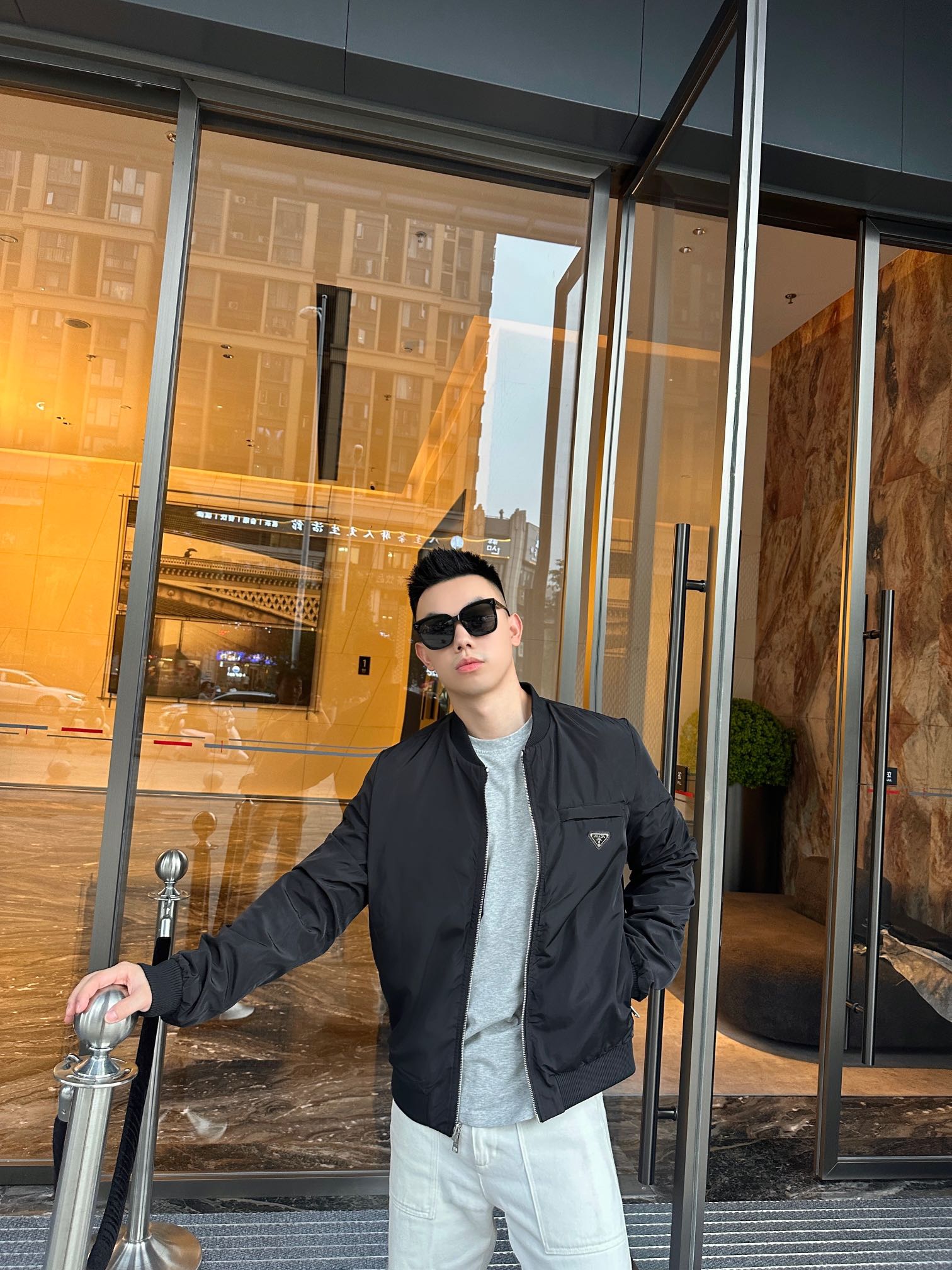 Prada 双面穿皮革平纹夹克 定制荔格云柔小羊皮革 以及韵孔丝滑平纹绸 纹理自然 光泽自然 舒适贴肤 双面魅力 一衣多 Prada 双面穿皮革平纹夹克 定制荔格云柔小羊皮革 以及韵孔丝滑平纹绸 纹理自然 光泽自然 舒适贴肤 双面魅力 一衣多