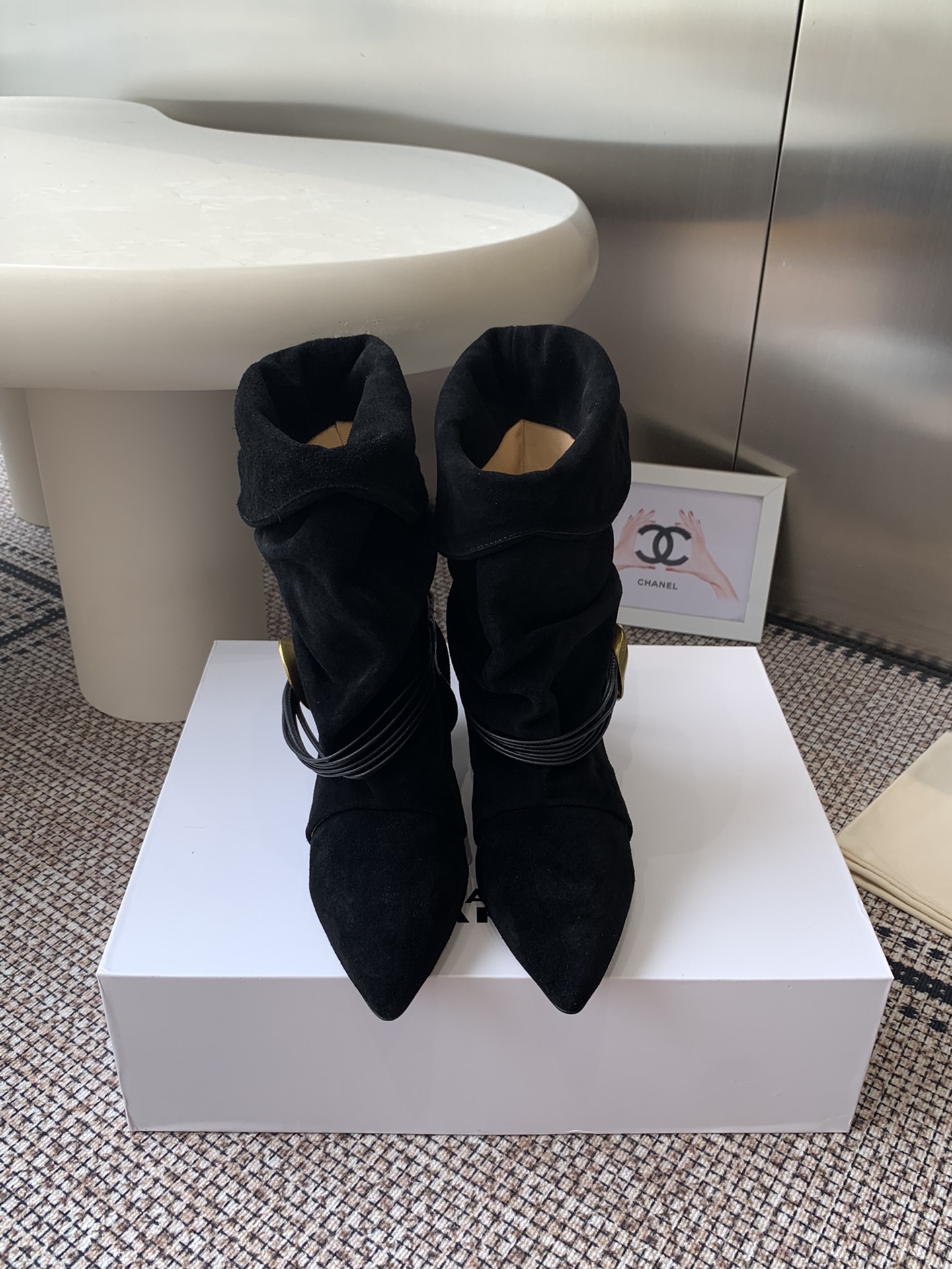 NO:564577,ISABEL MARANT 25ss new suede kitten heel stacked boots are made of suede material, showing a warm and soft texture, with a retro atmosphere. The shoe shaft can be folded to add a casual style. The shoe body is equipped with multiple circles of brown straps. Decorated with metal rings to enhance the sense of design and sophistication. It adopts a pointed toe design and is combined with a stiletto heel. While modifying the foot shape, it adds a feminine elegance and the stiletto design is easier to control than high heels. Retro French style, suitable for daily outings or dates.  Simple yet fashionable daily style, upper cowhide/suede, lining cowhide, genuine leather outsole, size 35-40 (40 customized), boots, boots, cowhide, chamois leather, Leather soles19860909ISABEL MARANT 25ss新款 麂皮小猫跟堆堆靴 采用绒面材质 呈现出温暖柔和的质感 自带复古氛围 鞋筒可翻折 增添随性风格 鞋身配有多圈棕色绑带 搭配金属圆环装饰 提升设计感与精致度 采用尖头设计 结合细跟 在修饰脚型的同时 增添女性优雅气质且细跟设计相比高跟更易驾驭 复古法式风格 适合日常出街或约会 简约又不失时尚的日常造型 鞋面牛皮/麂皮 内里牛皮 真皮大底 码数35-40（40订做）,靴子,boots,cowhide,chamois leather,Leather soles,Women's Shoes