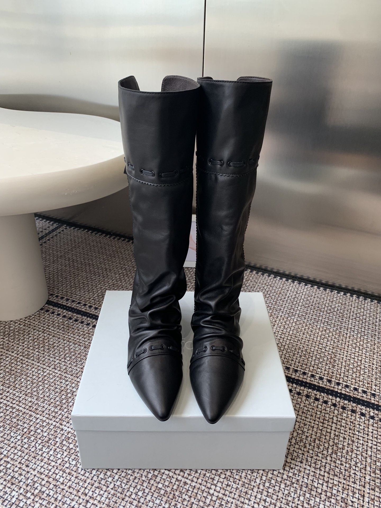 NO:564586,Unfolio niche brand, new style for autumn and winter, retro boots, stacked knee-high boots, stacked ankle boots, black calfskin leather, smooth and delicate leather, natural and smooth texture, tight and shiny, presenting a low-key and elegant texture. The suede cowhide model has a lazy and casual temperament. The suede feels soft and warm. It becomes more and more close to the foot with wear, showing a relaxed and comfortable style. The interior is made of high-elastic fabric material.  It does not feel stuffy when worn in spring and summer. It has a full wrapping feel in autumn and winter. It has both warmth retention and comfort and skin-friendly properties. It can modify the leg lines and not be tired after being worn for a long time. The sole is made of super soft rubber material with excellent flexibility. It can bend flexibly with the pace and has reliable anti-slip performance, making every step stable and comfortable. Size:   35-39 (40.41 custom-made, non-refundable), boots, cowhide19860909Unfolio 小众品牌 秋冬新款 复古长靴 堆叠感及膝靴 堆叠感踝靴 黑色甄选小牛皮 皮质光滑细腻,纹理自然流畅 触感紧实且富有光泽 呈现低调优雅的质感 反毛牛皮款则自带慵懒随性气质 绒面触感柔和温润 随穿着愈发贴合足部 尽显松弛自在的风格 内里均采用高弹织物材质 春夏季节穿着不闷脚 秋冬包裹感拉满 兼具保暖性与舒适亲肤性 既修饰腿部线条 久穿不累 鞋底选用超软橡胶材质 柔韧度优异 能随步伐灵活弯曲 同时具备可靠的抗滑性能 让每一步都稳健舒适 码数: 35-39（40.41定做不退换）,靴子,boots,cowhide,Women's Shoes