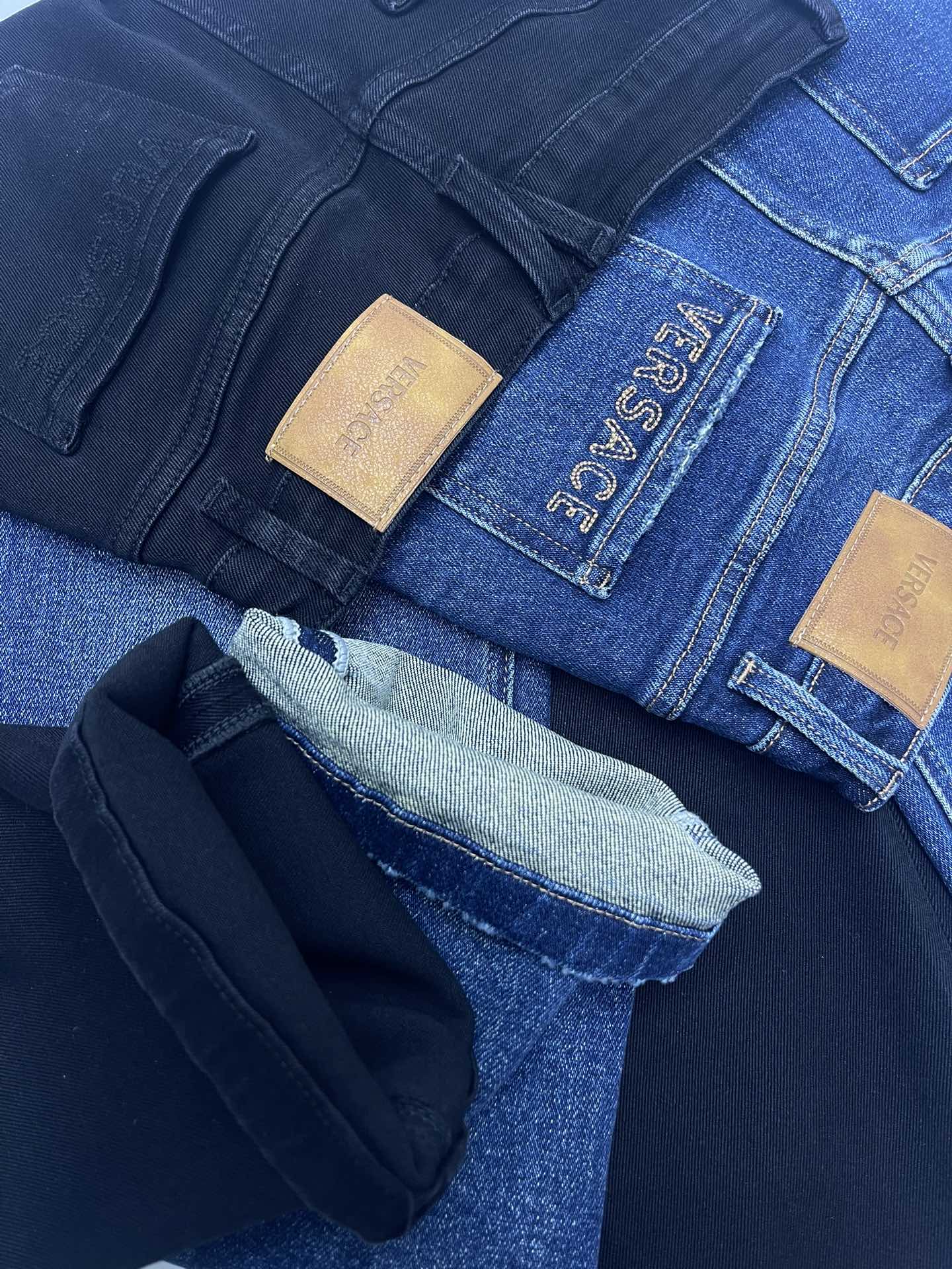 Versace Embroidered Slim-Fit Jeans: Comfortable Stretch Denim, Stylish Logo Detail 4 i1760067264 4779 2