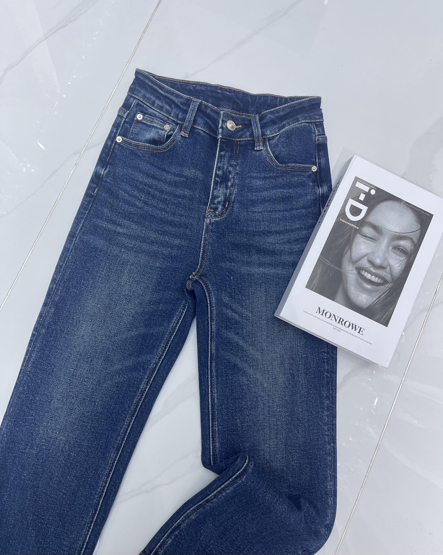 Versace Embroidered Slim-Fit Jeans: Comfortable Stretch Denim, Stylish Logo Detail 9 i1760067264 6178 5