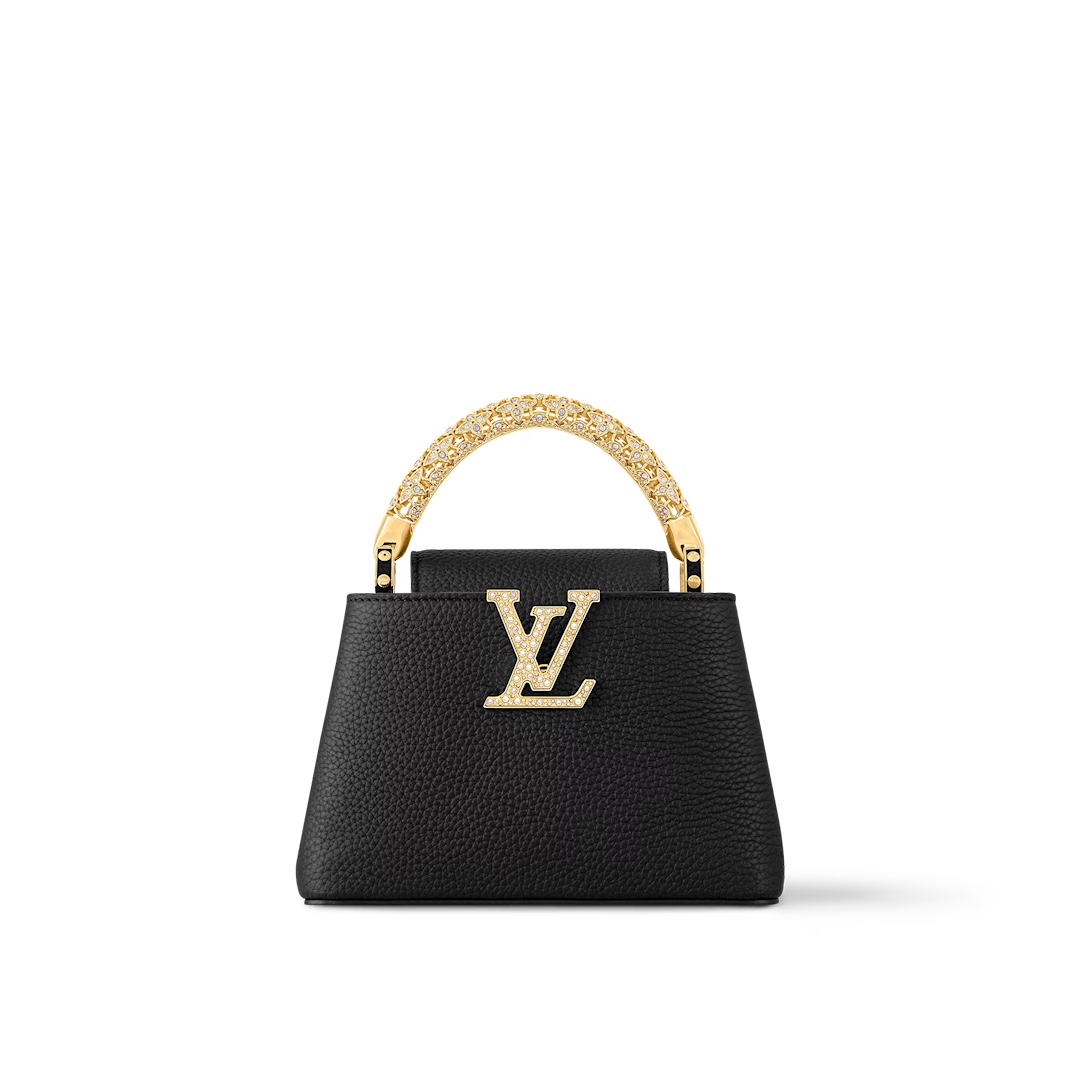NO:575143,Top original order [CAUCINES mini handbag] m14177 Black/Diamond handle This Caucines mini handbag is from the Excetionals series, and is made of Taurillon Hx cow leather. It is a good collection choice. Rhinestones inject jewelry texture into the LV letters, and the dazzling flower-shaped handle refers to the classic Flower Crown necklace design. You can switch to multiple carrying methods at will, and the clamshell can be folded in or out. Dimensions 13.6 x 8 x 21  cm.110121250 (height x width x length),,louis vuitton,necklace,cowhide19860909顶级原单【CAUCINES 迷你手袋】 m14177 黑色/钻手柄 本款 Caucines 迷你手袋出自 Excetionals 系列,以 Taurillon Hx牛皮革演绎收藏佳选.莱茵石为 LV 字母注入珠宝质感,耀目花卉形状手柄援引经典 Flower Crown 项链设计.可随心切换多种背携方式,翻盖内收或外置皆宜. 尺寸13.6 x 8 x 21 厘米.110121250 (高 x 宽 x 长度),,louis vuitton,necklace,cowhide,Bag