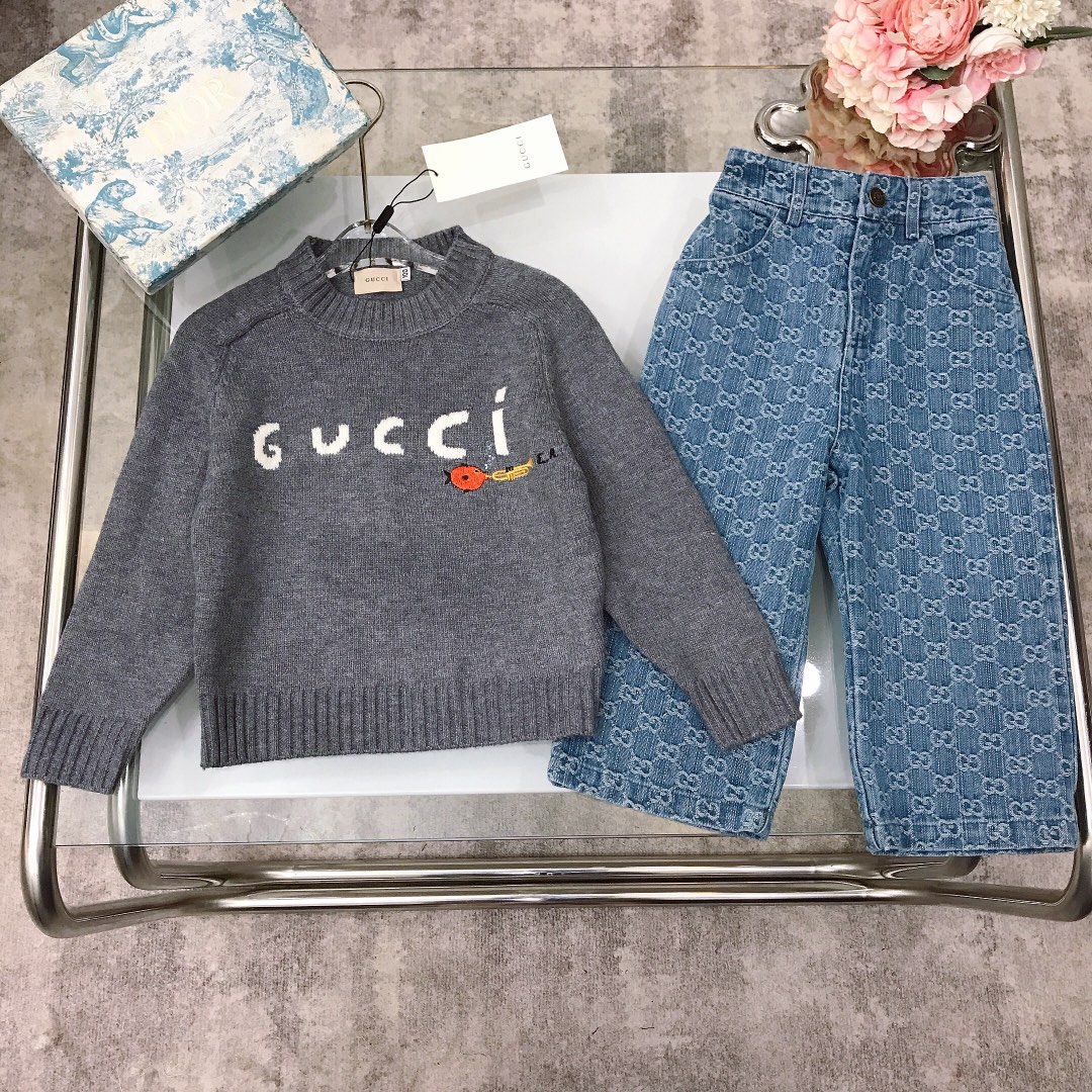 NO:579064,[Ready stock] size- GUCC* [Embroidered knitted pullover sweater jeans] Custom wool design, super color rendering, pure cotton, slightly stretchy, soft and comfortable ~ jacquard denim with double GG letter logo, leather card design on the back waist, high-density pure cotton, silky, delicate and shiny, high-end fashion style, imported high-end custom-selected high-quality organic cotton fabric, comfortable and breathable, very good upper body effect, Size-110-120-130-140-[CM]  Need counter packaging, clothes, gucci, jeans, sweaters,19860909【现货发】 size- GUCC*【刺绣针织套头毛衣牛仔裤】定制毛线设计 显色度超级赞 纯棉 微弹柔软舒适～提花牛仔双GG字母logo 后腰部皮质卡牌设计 高密度纯棉 丝滑细腻有光泽高级时髦款,采用进口高端定制精选优质有机棉面料 舒适透气 上身效果非常好 尺码-110-120-130-140-【CM】 需要专柜包装元,衣服,gucci,jeans,sweaters,,Children's