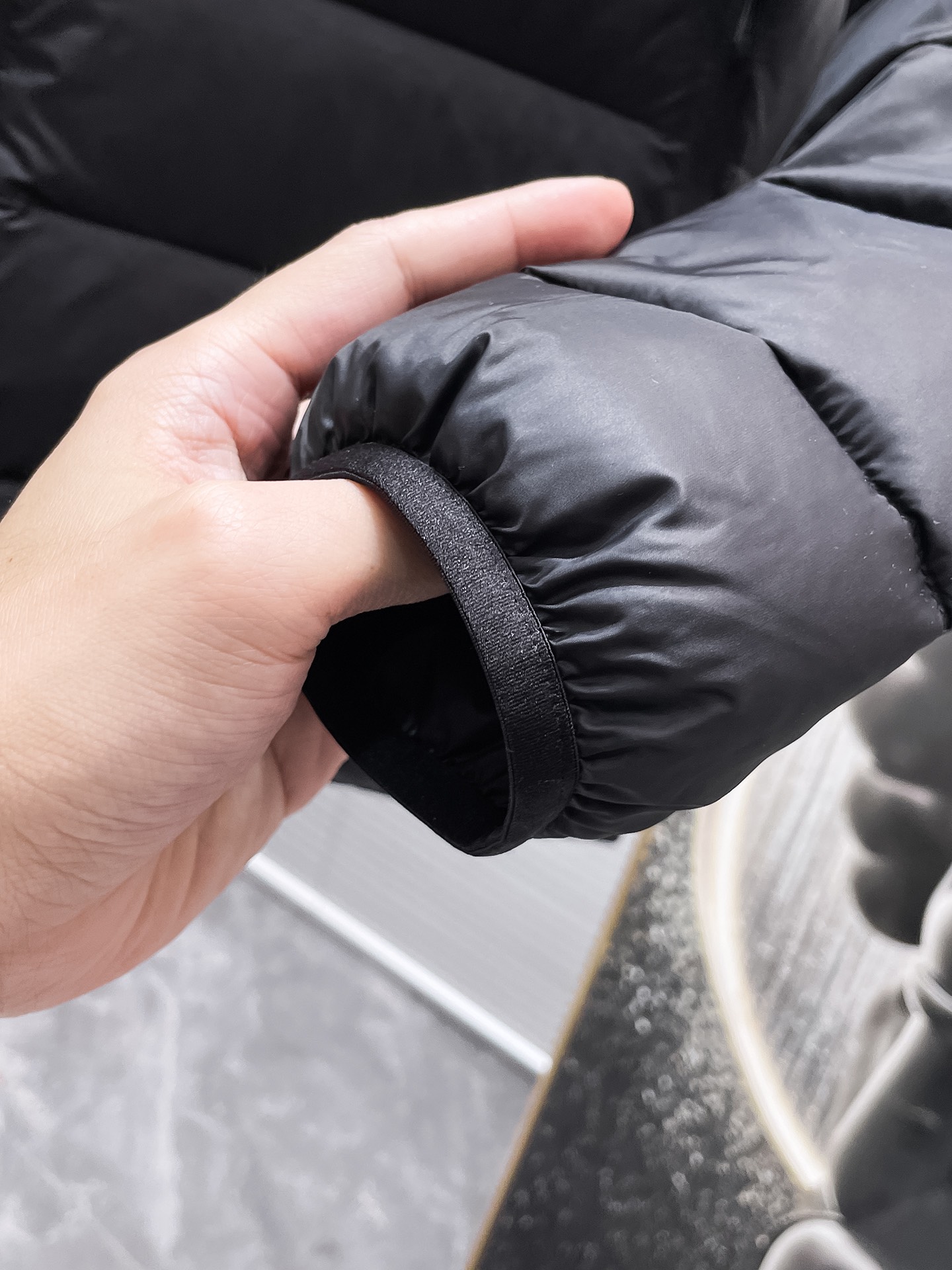 P450  始祖鸟  2025秋冬新款立领羽绒服外套，爆款来袭，高版本。内充90绒，蓬松又保暖，品相超级好。进口防风防雨面料，软糯亲肤，抗皱不沾灰，立挺有型，时尚绝绝子；奢华有型，辨识度极高；一眼就能看到的好品质。适合凹各种造型，内搭随意，时尚感爆棚。码数 M-XXL  码数偏大  175.140穿M   xxl可穿200斤