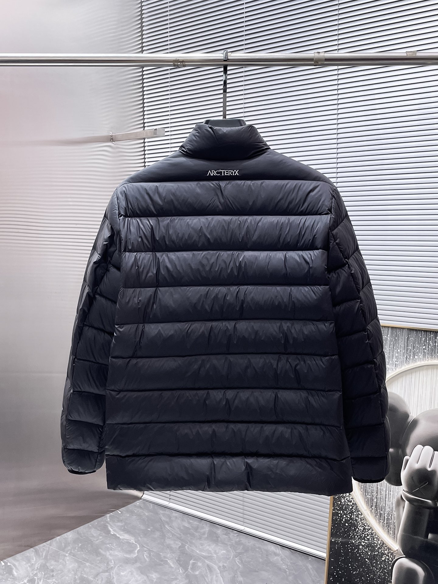 P450  始祖鸟  2025秋冬新款立领羽绒服外套，爆款来袭，高版本。内充90绒，蓬松又保暖，品相超级好。进口防风防雨面料，软糯亲肤，抗皱不沾灰，立挺有型，时尚绝绝子；奢华有型，辨识度极高；一眼就能看到的好品质。适合凹各种造型，内搭随意，时尚感爆棚。码数 M-XXL  码数偏大  175.140穿M   xxl可穿200斤