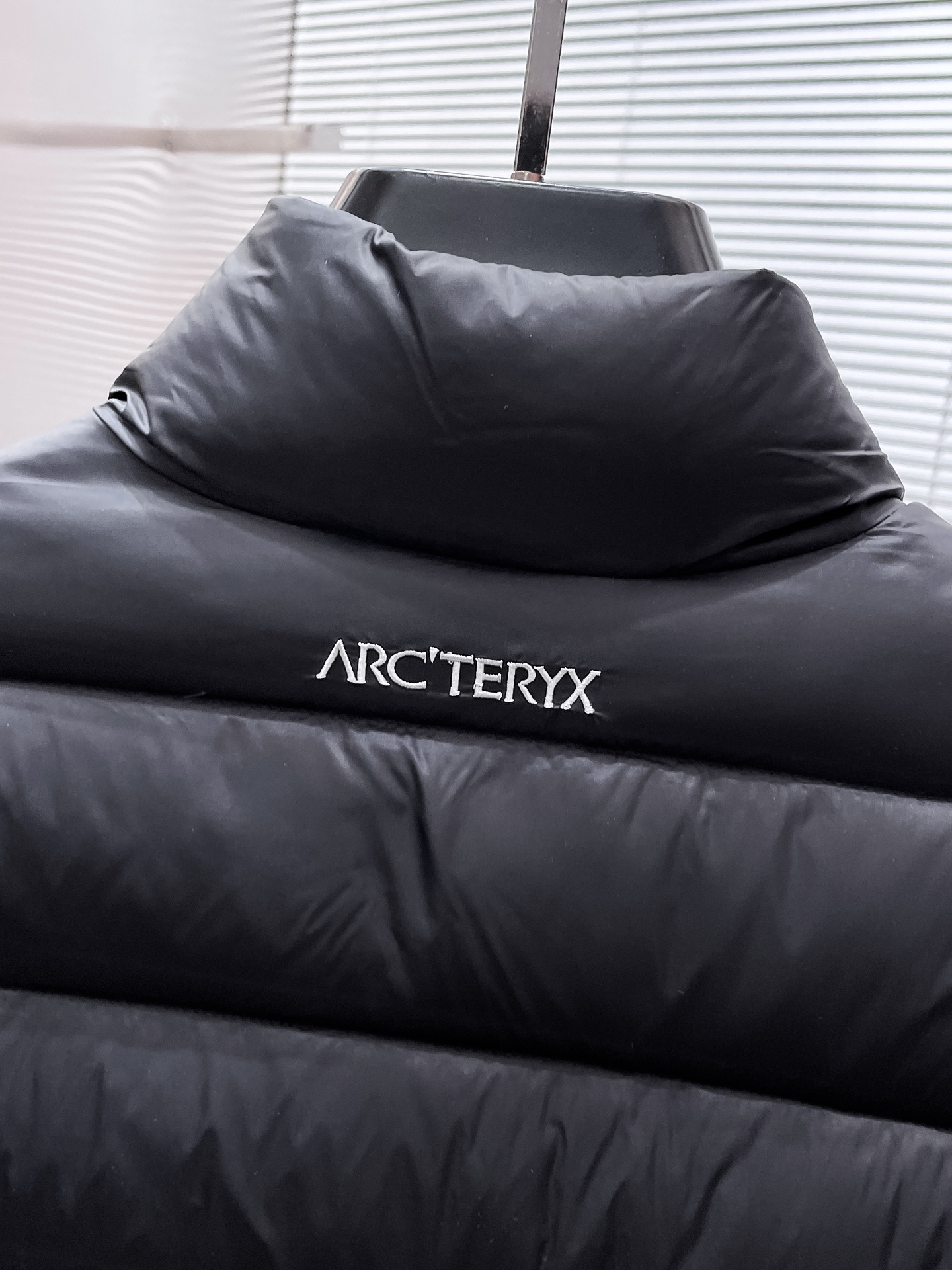 P450  始祖鸟  2025秋冬新款立领羽绒服外套，爆款来袭，高版本。内充90绒，蓬松又保暖，品相超级好。进口防风防雨面料，软糯亲肤，抗皱不沾灰，立挺有型，时尚绝绝子；奢华有型，辨识度极高；一眼就能看到的好品质。适合凹各种造型，内搭随意，时尚感爆棚。码数 M-XXL  码数偏大  175.140穿M   xxl可穿200斤