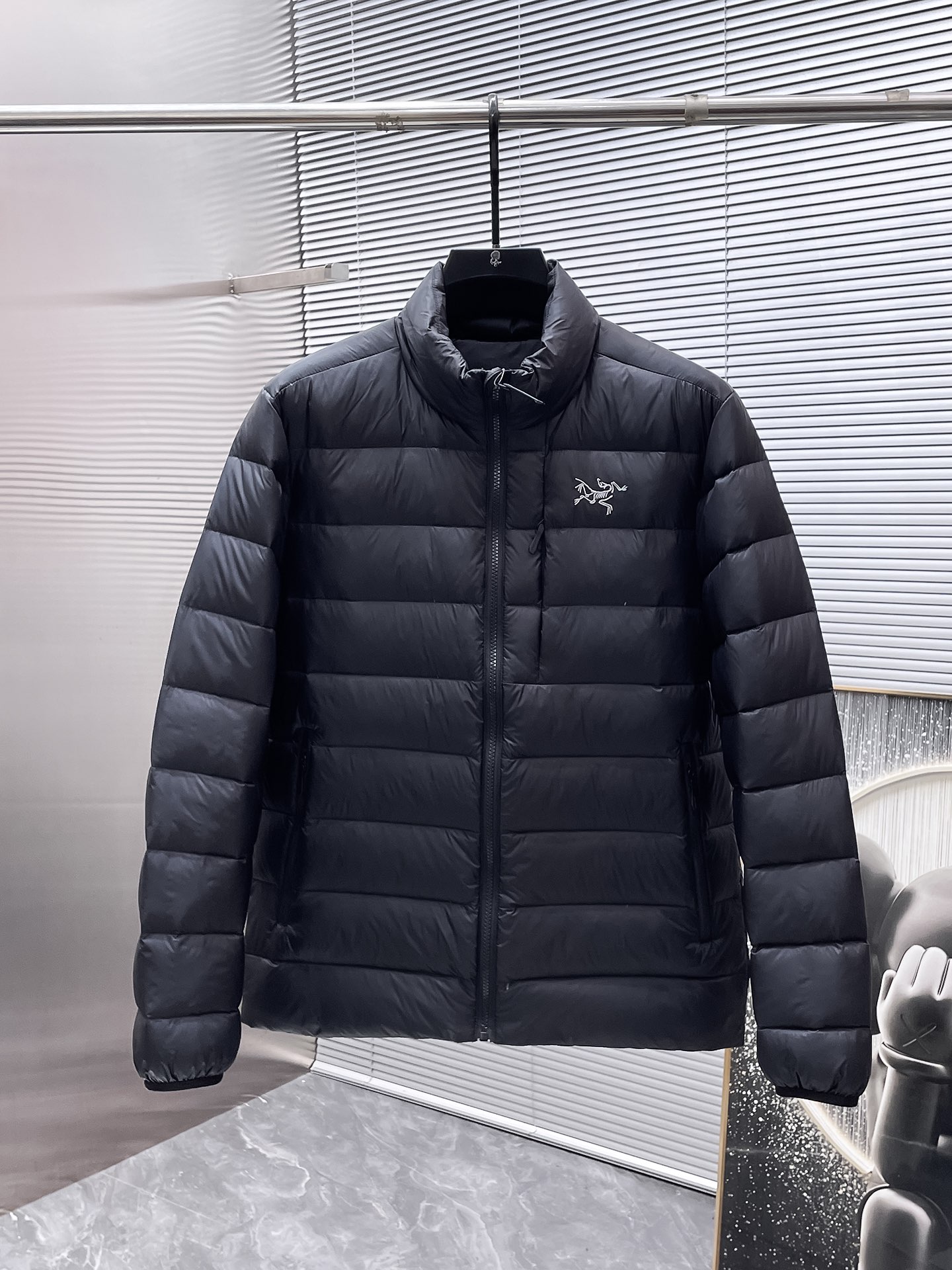 P450  始祖鸟  2025秋冬新款立领羽绒服外套，爆款来袭，高版本。内充90绒，蓬松又保暖，品相超级好。进口防风防雨面料，软糯亲肤，抗皱不沾灰，立挺有型，时尚绝绝子；奢华有型，辨识度极高；一眼就能看到的好品质。适合凹各种造型，内搭随意，时尚感爆棚。码数 M-XXL  码数偏大  175.140穿M   xxl可穿200斤