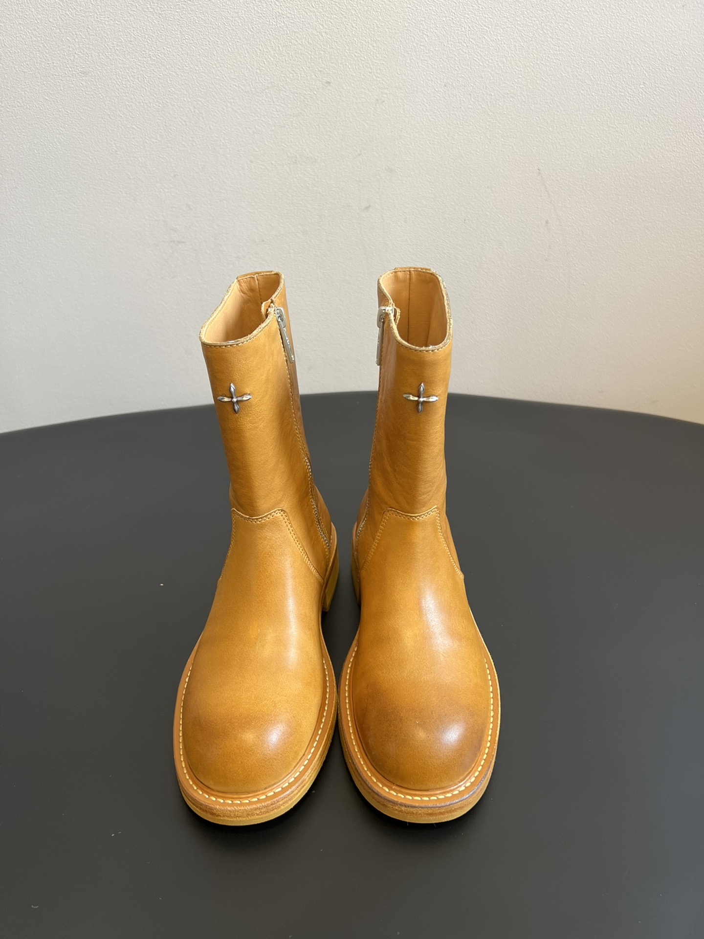 NO:615315,The top version of SMFK Wild Origin Goodyear Mid-calf Boots RAGE is a wild handmade shoe series that inherits and continues the classic shoe manufacturing process. Starting from the production and selection of materials, it creates a series of original shoes and boots with SMFK wild aesthetics. The Wild Origin series adopts the classic water-dyed shoe production process. After the original-color leather shoes are made, the dyes and batches of shoes are washed and dyed in a drum. During the rolling process, the leather of the shoe body and the leather of the sole are polished and polished with each other, giving the leather a mottled color while also reflecting the leather's own texture and oily luster. Goodyear's handmade shoemaking process combines the leather body with the leather sole, and is suitable for long-term wear and use. It is more suitable for users. The shape is inspired by the riding boots of grassland herdsmen. The center of the tongue is inlaid with a silver cross-flower metal seal. The inside and outside of the shoe body are made of horsehide, and the sole is made of cowhide + rubber. Cowhide upper, cowhide lining, outsole, original molded outsole, Size 35-40 (customized for 40, non-refundable), boots, boots, cowhide19860909顶级版本 SMFK 野性起源固特异中筒靴 RAGE野性手工的鞋履系列,传承延续经典鞋履制造工艺,从材料制作与挑选出发,打造具有SMFK野性美学的的原生感鞋靴系列. 野性起源系列,采用古典的水染鞋履制作工艺,原色皮质鞋展制成后,将染料与批次的鞋履在滚筒中水洗染色,在滚动的过程中,鞋身的皮质和鞋底的皮质上色井互相打磨拋光,让皮质拥有斑驳的颜色的同时,也体现皮质自身紋理及油润光泽. 固特异（GOODYEAR） 手工鞋履制做工艺,将皮身与皮底結合,并适合长期穿着与使 用者更加契合.造型灵感来自草原牧民的马靴.鞋舌中心,銀嵌十字花金属徹章.鞋身内外为马皮,鞋底为牛皮＋橡胶. 鞋面牛皮 内里牛皮 大底原版开模大底 Size35-40（40定做不退换）,靴子,boots,cowhide,Women's Shoes