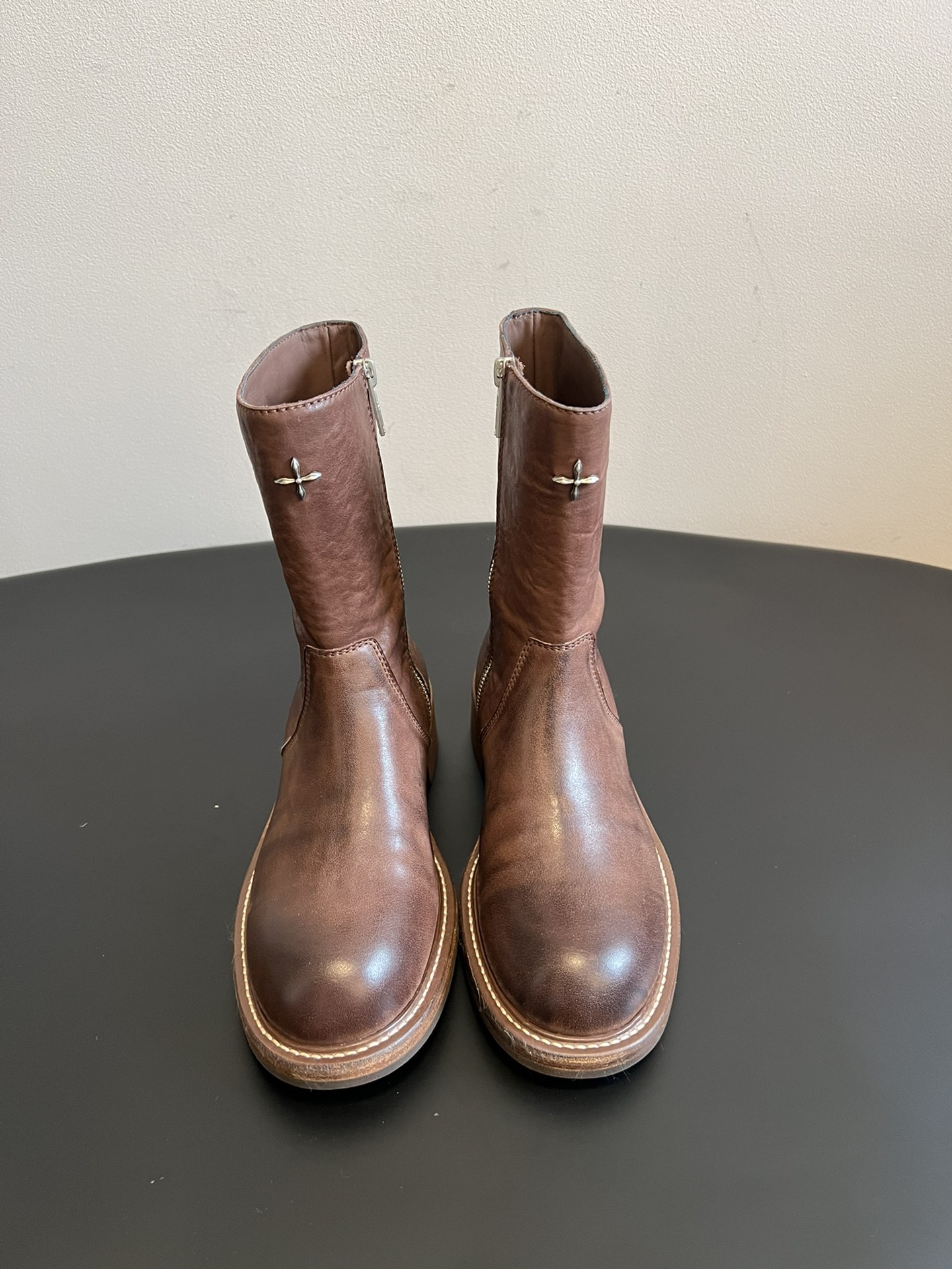 NO:562736,SMFK Wild Origin Goodyear Mid-calf Boots RAGE is a wild handmade shoe series that inherits and continues the classic shoe manufacturing process. Starting from the production and selection of materials, it creates a series of original shoes and boots with SMFK wild aesthetics. The Wild Origin series adopts the classic water-dyed shoe production process. After the original-color leather shoes are made, the dyes and batches of shoes are washed and dyed in a drum. During the rolling process, the leather of the shoe body and the leather of the sole are polished and polished with each other, giving the leather a mottled color while also reflecting the leather's own texture and oily luster. Goodyear's handmade shoemaking process combines the leather body with the leather sole, and is suitable for long-term wear and use. It is more suitable for users. The shape is inspired by the riding boots of grassland herdsmen. The center of the tongue is inlaid with a silver cross-flower metal stamp. The inside and outside of the shoe body are made of horsehide, and the sole is made of cowhide + rubber. Upper cowhide, lining cowhide, outsole original molded outsole Size 35-40, boots, boots, cowhide19860909SMFK 野性起源固特异中筒靴 RAGE野性手工的鞋履系列,传承延续经典鞋履制造工艺,从材料制作与挑选出发,打造具有SMFK野性美学的的原生感鞋靴系列. 野性起源系列,采用古典的水染鞋履制作工艺,原色皮质鞋展制成后,将染料与批次的鞋履在滚筒中水洗染色,在滚动的过程中,鞋身的皮质和鞋底的皮质上色井互相打磨拋光,让皮质拥有斑驳的颜色的同时,也体现皮质自身紋理及油润光泽. 固特异（GOODYEAR） 手工鞋履制做工艺,将皮身与皮底結合,并适合长期穿着与使 用者更加契合.造型灵感来自草原牧民的马靴.鞋舌中心,銀嵌十字花金属徹章.鞋身内外为马皮,鞋底为牛皮＋橡胶. 鞋面牛皮 内里牛皮 大底原版开模大底 Size35-40码,靴子,boots,cowhide,Women's Shoes