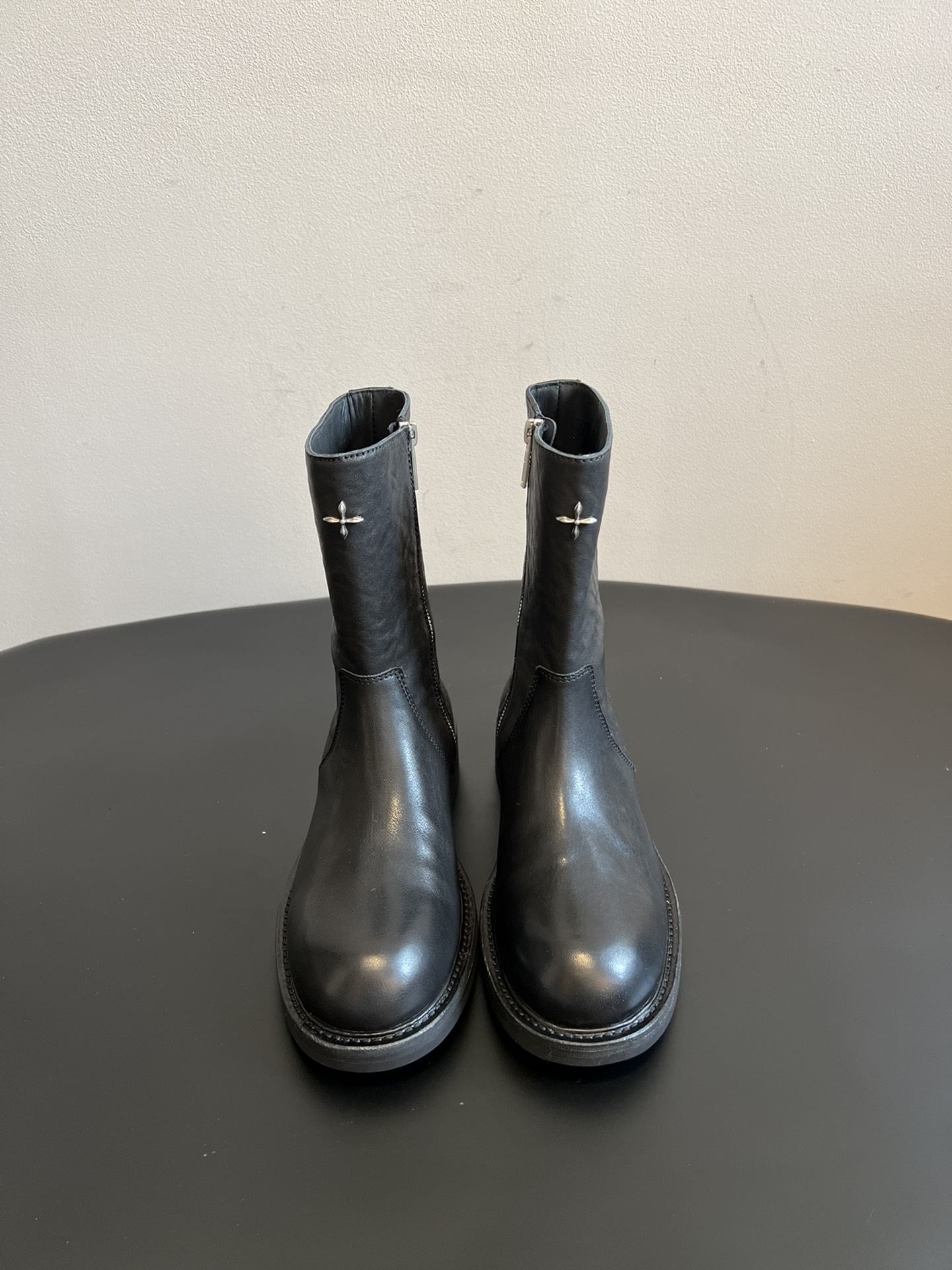 NO:615291,The top version of SMFK Wild Origin Goodyear Mid-calf Boots RAGE is a wild handmade shoe series that inherits and continues the classic shoe manufacturing process. Starting from the production and selection of materials, it creates a series of original shoes and boots with SMFK wild aesthetics. The Wild Origin series adopts the classic water-dyed shoe production process. After the original-color leather shoes are made, the dyes and batches of shoes are washed and dyed in a drum. During the rolling process, the leather of the shoe body and the leather of the sole are polished and polished with each other, giving the leather a mottled color while also reflecting the leather's own texture and oily luster. Goodyear's handmade shoemaking process combines the leather body with the leather sole, and is suitable for long-term wear and use. It is more suitable for users. The shape is inspired by the riding boots of grassland herdsmen. The center of the tongue is inlaid with a silver cross-flower metal seal. The inside and outside of the shoe body are made of horsehide, and the sole is made of cowhide + rubber. Cowhide upper, cowhide lining, outsole, original molded outsole, Size 35-40 (customized for 40, non-refundable), boots, boots, cowhide19860909顶级版本 SMFK 野性起源固特异中筒靴 RAGE野性手工的鞋履系列,传承延续经典鞋履制造工艺,从材料制作与挑选出发,打造具有SMFK野性美学的的原生感鞋靴系列. 野性起源系列,采用古典的水染鞋履制作工艺,原色皮质鞋展制成后,将染料与批次的鞋履在滚筒中水洗染色,在滚动的过程中,鞋身的皮质和鞋底的皮质上色井互相打磨拋光,让皮质拥有斑驳的颜色的同时,也体现皮质自身紋理及油润光泽. 固特异（GOODYEAR） 手工鞋履制做工艺,将皮身与皮底結合,并适合长期穿着与使 用者更加契合.造型灵感来自草原牧民的马靴.鞋舌中心,銀嵌十字花金属徹章.鞋身内外为马皮,鞋底为牛皮＋橡胶. 鞋面牛皮 内里牛皮 大底原版开模大底 Size35-40（40定做不退换）,靴子,boots,cowhide,Women's Shoes