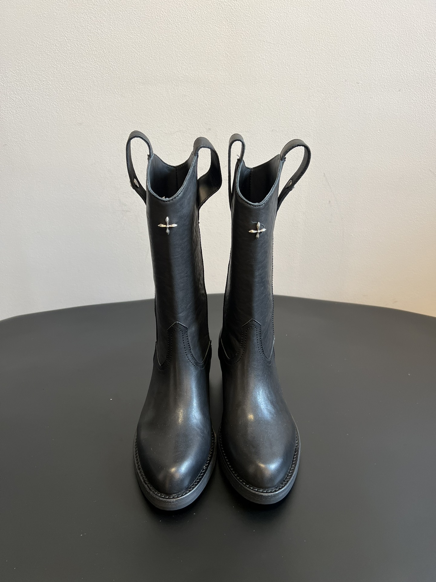 NO:615297,The top version of SMFK Wild Origin Goodyear high-top thick heel V-mouth boots. RAGE's wild handmade shoe series inherits and continues the classic shoe manufacturing process. Starting from the production and selection of materials, it creates a series of original shoes and boots with SMFK wild aesthetics. The Wild Origin series adopts the classic water-dyed shoe production process. After the original-color leather shoes are made, the dyes and batches of shoes are washed and dyed in a drum. During the rolling process, the leather of the shoe body and the leather of the sole are polished and polished with each other, giving the leather a mottled color while also reflecting the leather's own texture and oily luster. Goodyear's handmade shoemaking process combines the leather body with the leather sole, and is suitable for long-term wear and use. It is more suitable for users. The shape is inspired by the riding boots of grassland herdsmen. The center of the tongue has a silver-embedded cross-flower metal badge. Upper cowhide leather lining cowhide outsole original molded outsole Size 35-40 (customized for 40 non-returnable), boots, boots, cowhide19860909顶级版本 SMFK 野性起源固特异高筒粗跟v口靴子 RAGE野性手工的鞋履系列,传承延续经典鞋履制造工艺,从材料制作与挑选出发,打造具有SMFK野性美学的的原生感鞋靴系列. 野性起源系列,采用古典的水染鞋履制作工艺,原色皮质鞋展制成后,将染料与批次的鞋履在滚筒中水洗染色,在滚动的过程中,鞋身的皮质和鞋底的皮质上色井互相打磨拋光,让皮质拥有斑驳的颜色的同时,也体现皮质自身紋理及油润光泽. 固特异（GOODYEAR） 手工鞋履制做工艺,将皮身与皮底結合,并适合长期穿着与使 用者更加契合.造型灵感来自草原牧民的马靴.鞋舌中心,銀嵌十字花金属徽章. 鞋面牛皮 内里牛皮 大底原版开模大底 Size35-40（40定做不退换）,靴子,boots,cowhide,Women's Shoes