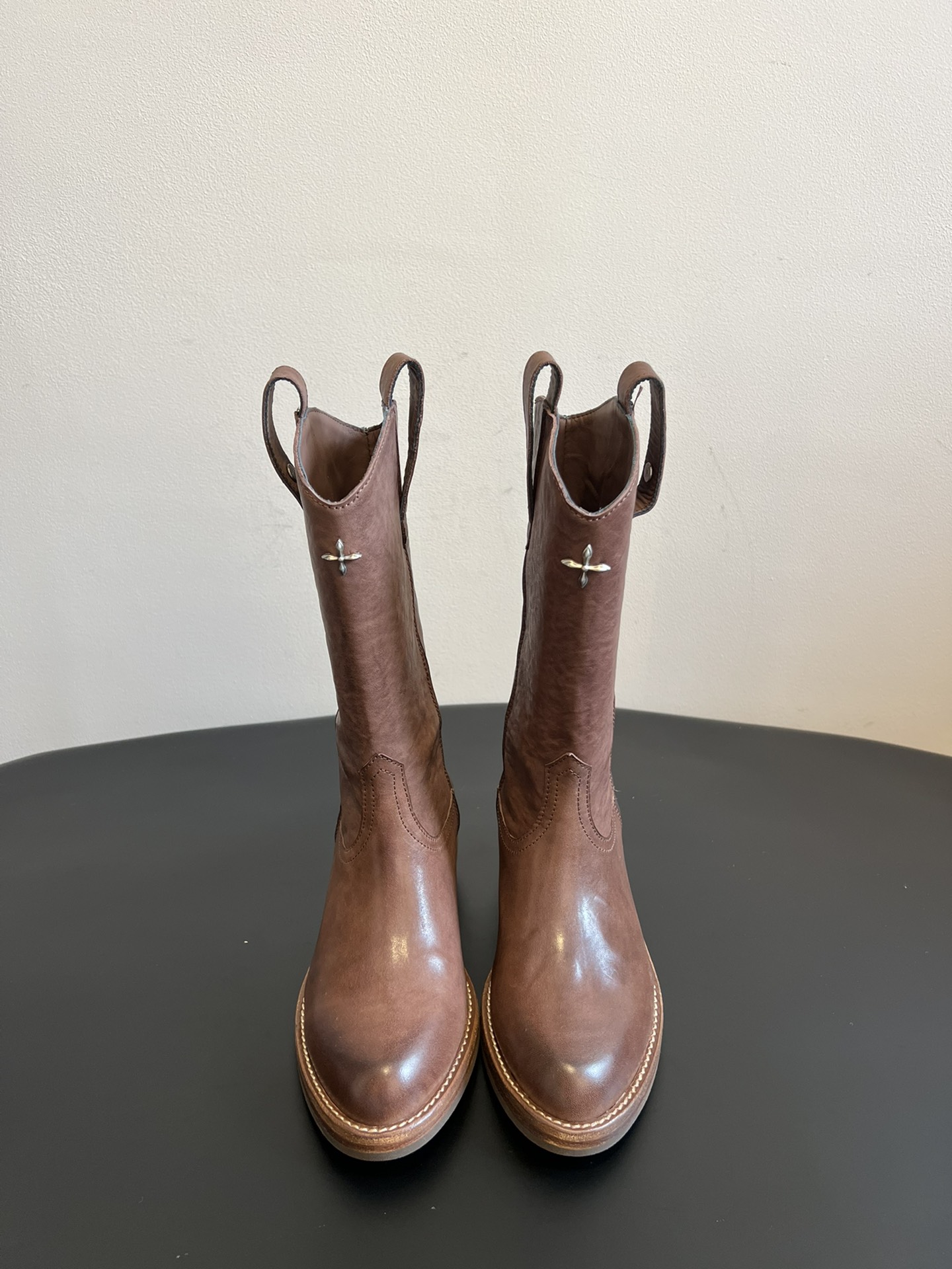 NO:562702,SMFK Wild Origin Goodyear high-top thick heel V-mouth boots RAGE is a wild handmade shoe series that inherits and continues the classic shoe manufacturing process. Starting from the production and selection of materials, it creates a series of original shoes and boots with SMFK wild aesthetics. The Wild Origin series adopts the classic water-dyed shoe production process. After the original-color leather shoes are made, the dyes and batches of shoes are washed and dyed in a drum. During the rolling process, the leather of the shoe body and the leather of the sole are polished and polished with each other, giving the leather a mottled color while also reflecting the leather's own texture and oily luster. Goodyear's handmade shoemaking process combines the leather body with the leather sole, and is suitable for long-term wear and use. It is more suitable for users. The shape is inspired by the riding boots of grassland herdsmen. In the center of the tongue, there is a silver-embedded cross-flower metal badge. Cowhide upper, cowhide lining, outsole original molded outsole Size 35-40, boots, boots, cowhide19860909SMFK 野性起源固特异高筒粗跟v口靴子 RAGE野性手工的鞋履系列,传承延续经典鞋履制造工艺,从材料制作与挑选出发,打造具有SMFK野性美学的的原生感鞋靴系列. 野性起源系列,采用古典的水染鞋履制作工艺,原色皮质鞋展制成后,将染料与批次的鞋履在滚筒中水洗染色,在滚动的过程中,鞋身的皮质和鞋底的皮质上色井互相打磨拋光,让皮质拥有斑驳的颜色的同时,也体现皮质自身紋理及油润光泽. 固特异（GOODYEAR） 手工鞋履制做工艺,将皮身与皮底結合,并适合长期穿着与使 用者更加契合.造型灵感来自草原牧民的马靴.鞋舌中心,銀嵌十字花金属徽章. 鞋面牛皮 内里牛皮 大底原版开模大底 Size35-40码,靴子,boots,cowhide,Women's Shoes