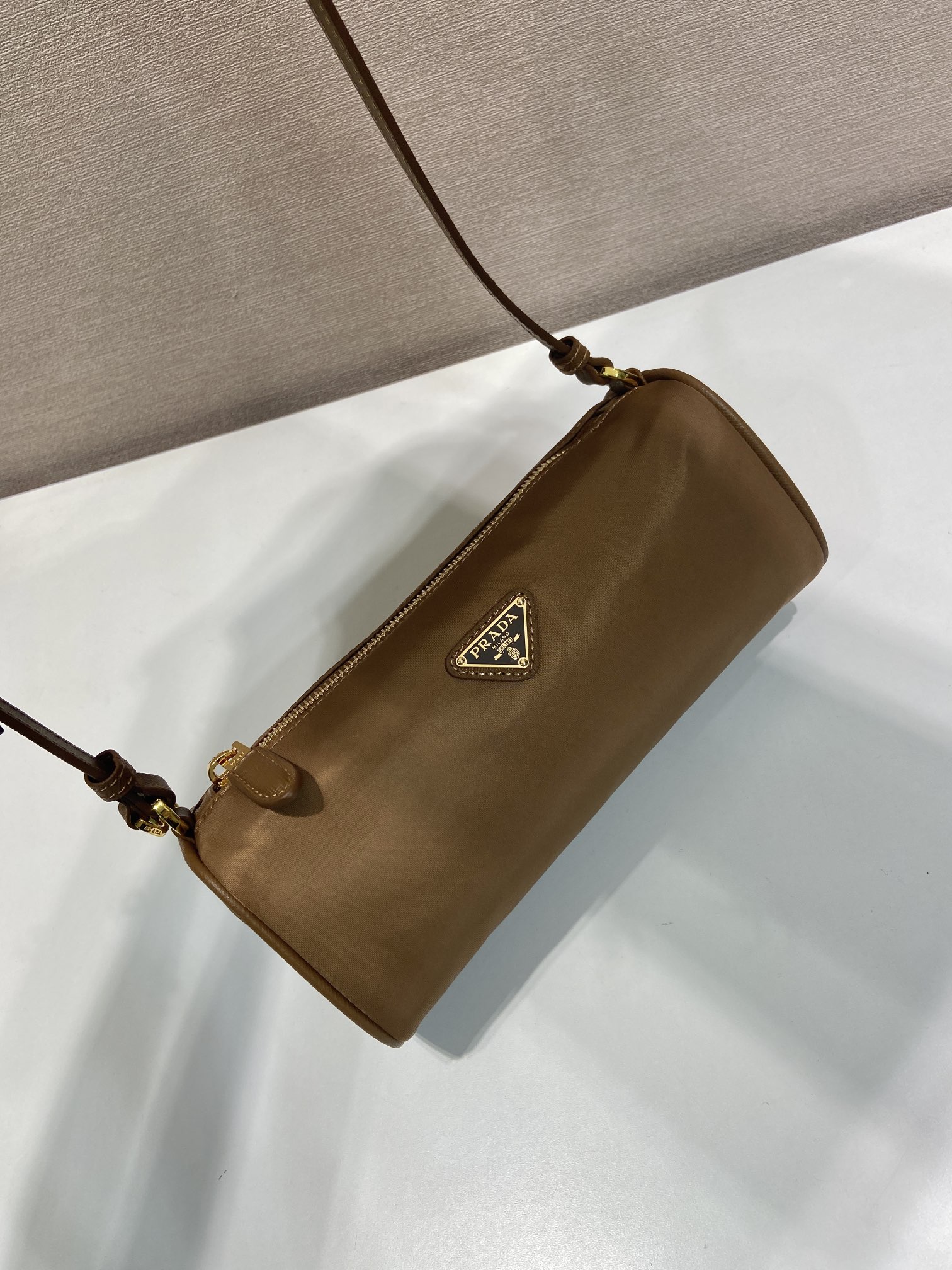 💰380🎉新款腋下包🎉1NE058🎉🎉
这款再生尼龙手拿包在精致设计中汇集P家经典元素，几何图案廓形简约利落。配以优雅纤细的皮革提手，饰以标志性的三角形图案。容量空间大。宝宝们，赶紧入手吧，又是一款永久不过时爆款👏👏
长22x高9x底7.5cm🎉🎉🎉👏👏👏

