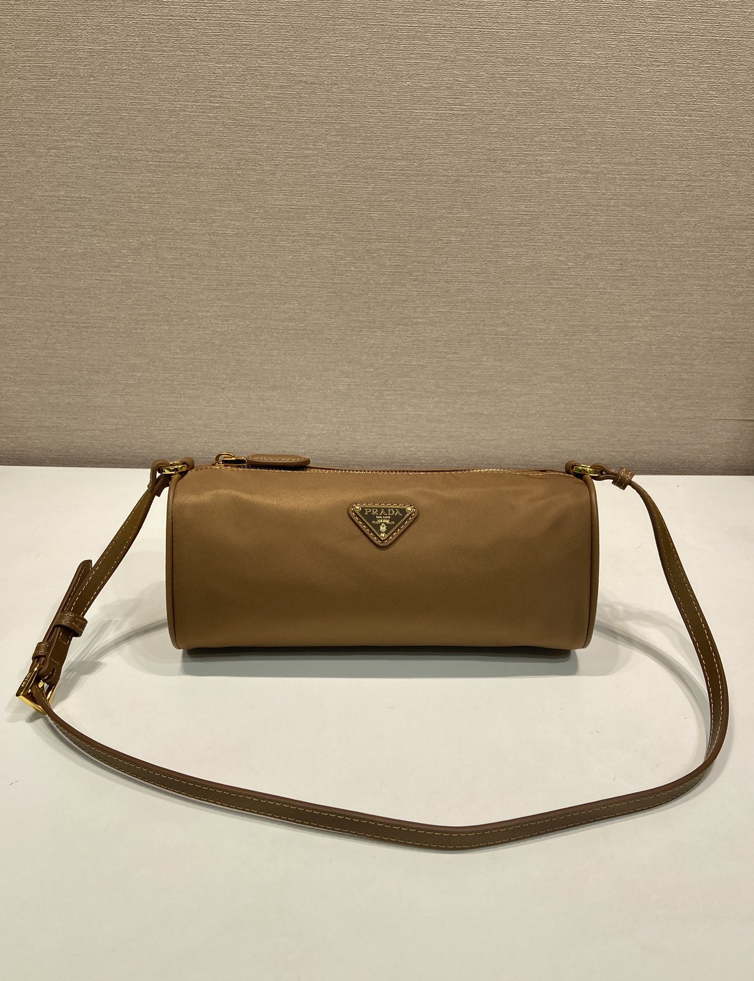 💰380🎉新款腋下包🎉1NE058🎉🎉
这款再生尼龙手拿包在精致设计中汇集P家经典元素，几何图案廓形简约利落。配以优雅纤细的皮革提手，饰以标志性的三角形图案。容量空间大。宝宝们，赶紧入手吧，又是一款永久不过时爆款👏👏
长22x高9x底7.5cm🎉🎉🎉👏👏👏

