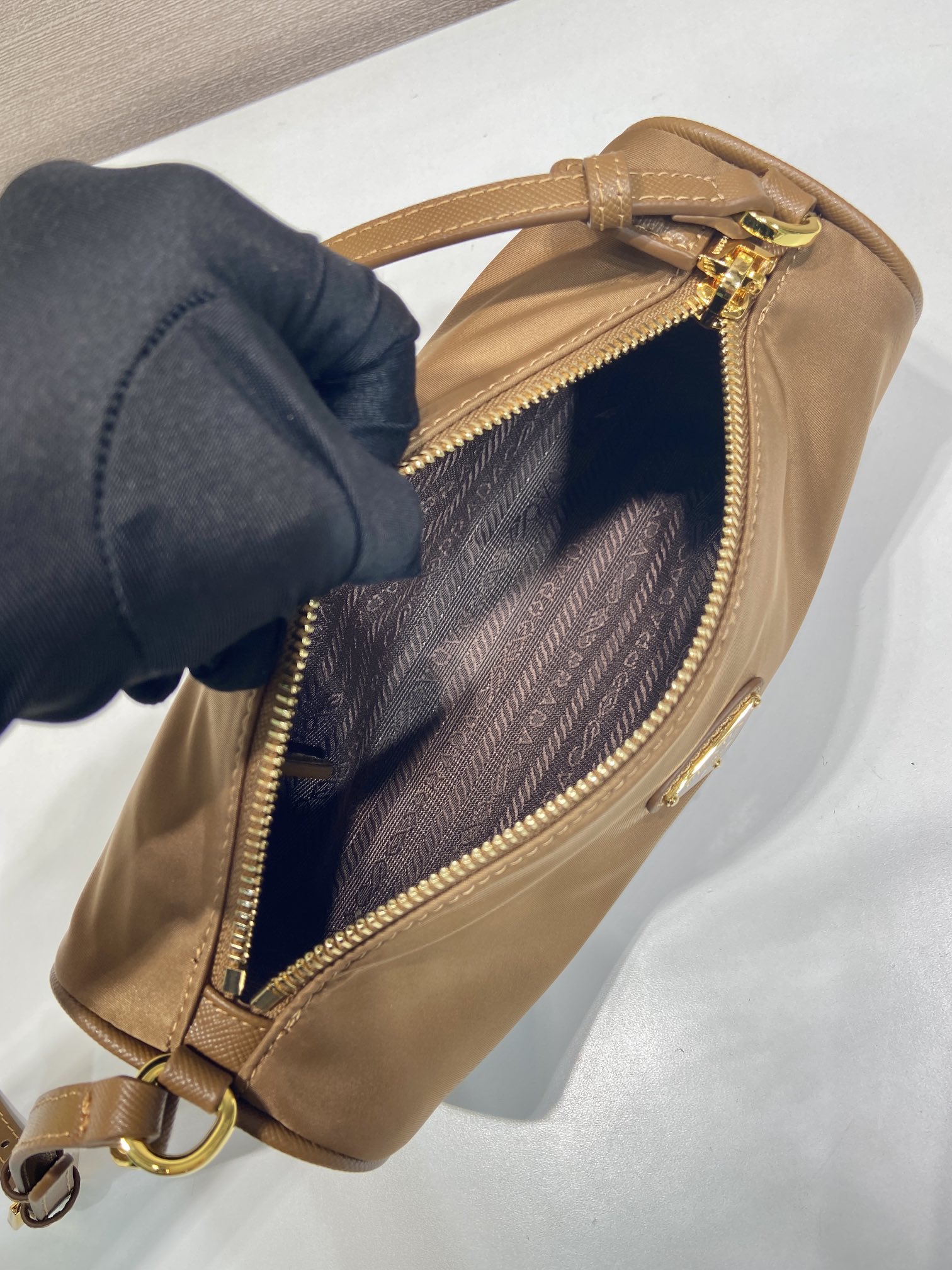 💰380🎉新款腋下包🎉1NE058🎉🎉
这款再生尼龙手拿包在精致设计中汇集P家经典元素，几何图案廓形简约利落。配以优雅纤细的皮革提手，饰以标志性的三角形图案。容量空间大。宝宝们，赶紧入手吧，又是一款永久不过时爆款👏👏
长22x高9x底7.5cm🎉🎉🎉👏👏👏

